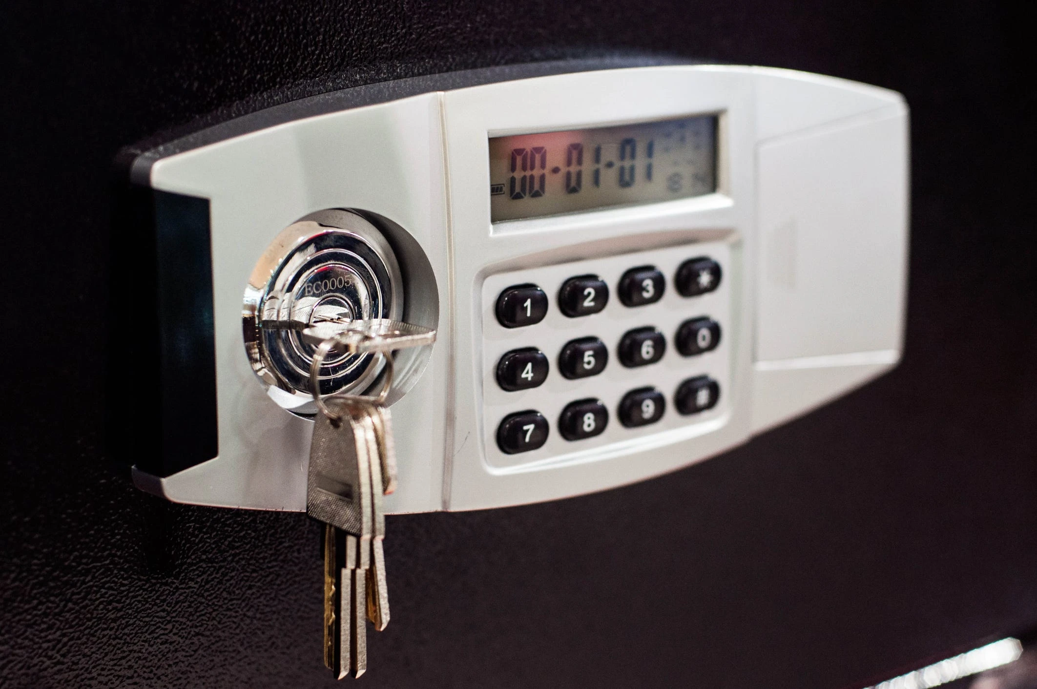 A couple found $100,000 in a safe while 'magnet-fishing' in NYC. Police said they could keep it.