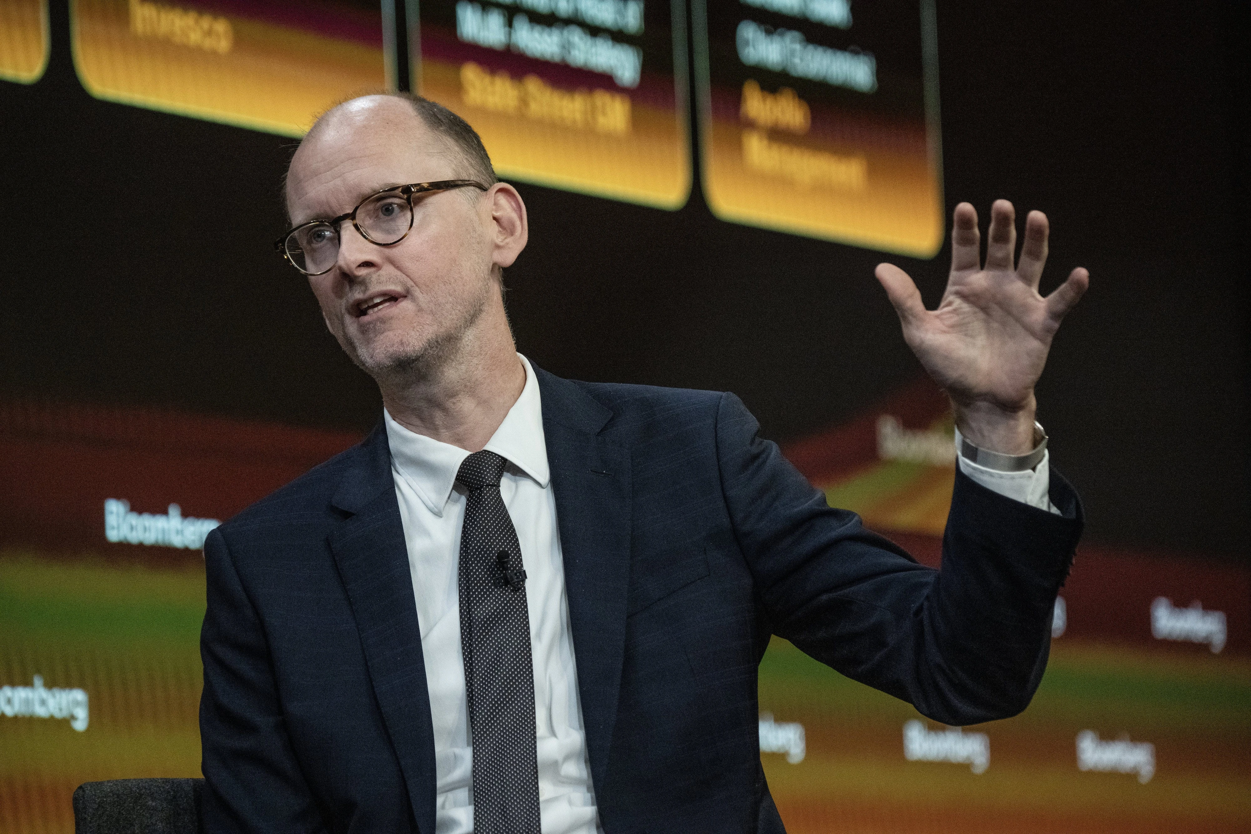 Apollo's chief economist says he sees 'zero evidence' of AI-related job losses, even as CEOs cite the tech in layoffs
