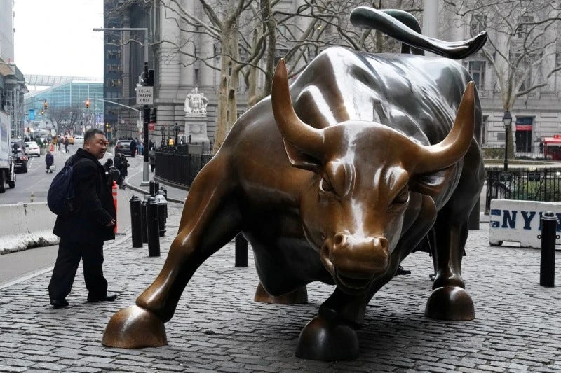 Investors put billions into old-school stockpicking hedge funds. Here's why long-short equity strategies are back in style.