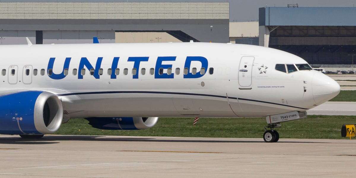 United briefly grounds plane after 30 passengers fall ill