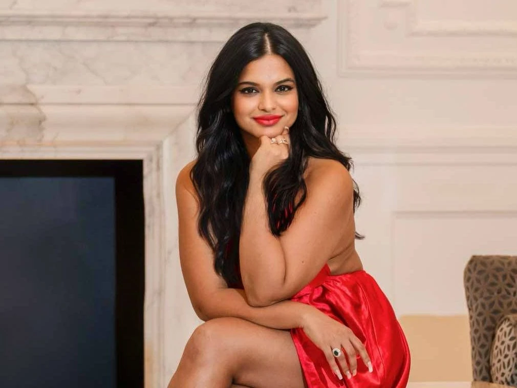 A dating coach realized she couldn't 'do it all' while pregnant and prioritized her health — without sacrificing success