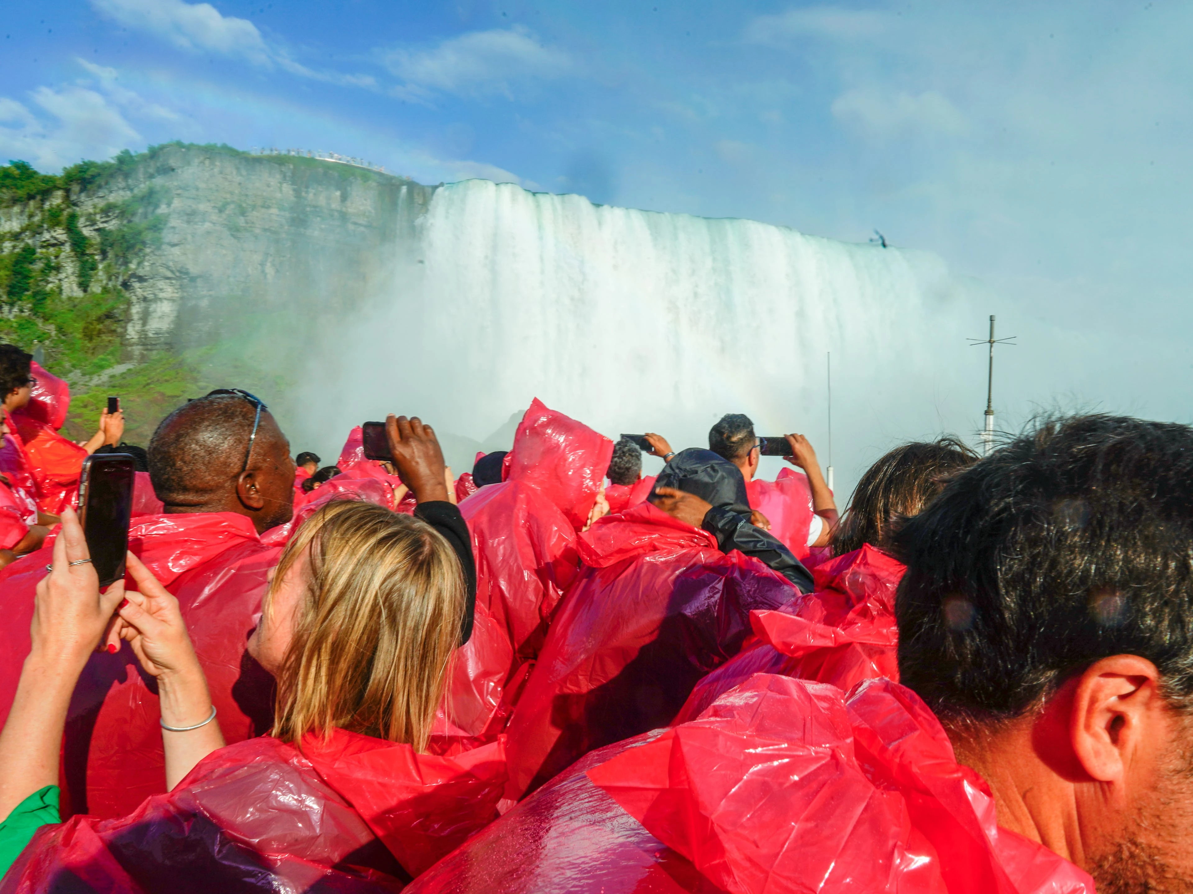 Disappointing photos show what it's really like to visit Niagara Falls in Canada