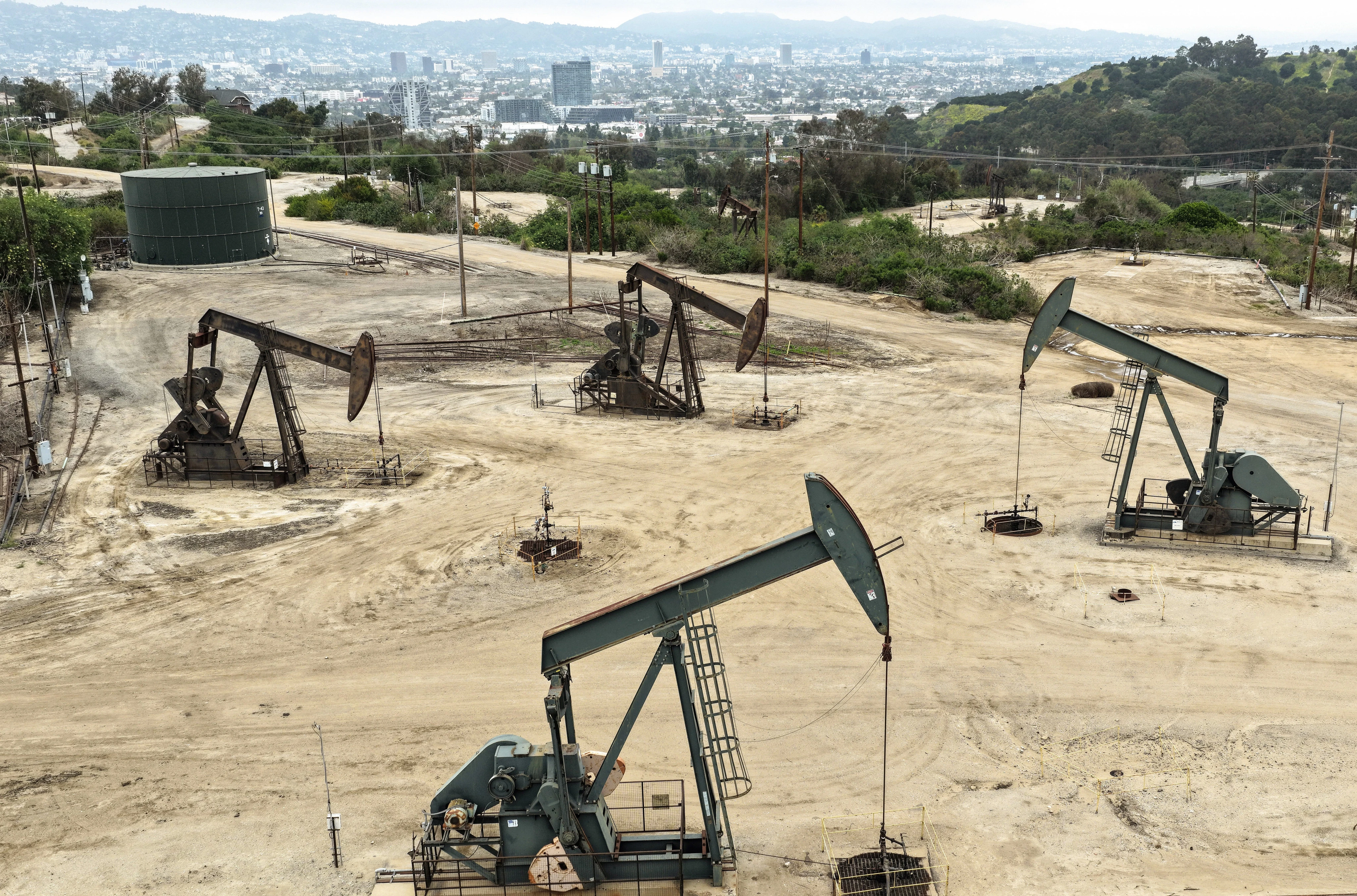 Oil prices climb as US-Iran peace talks stall