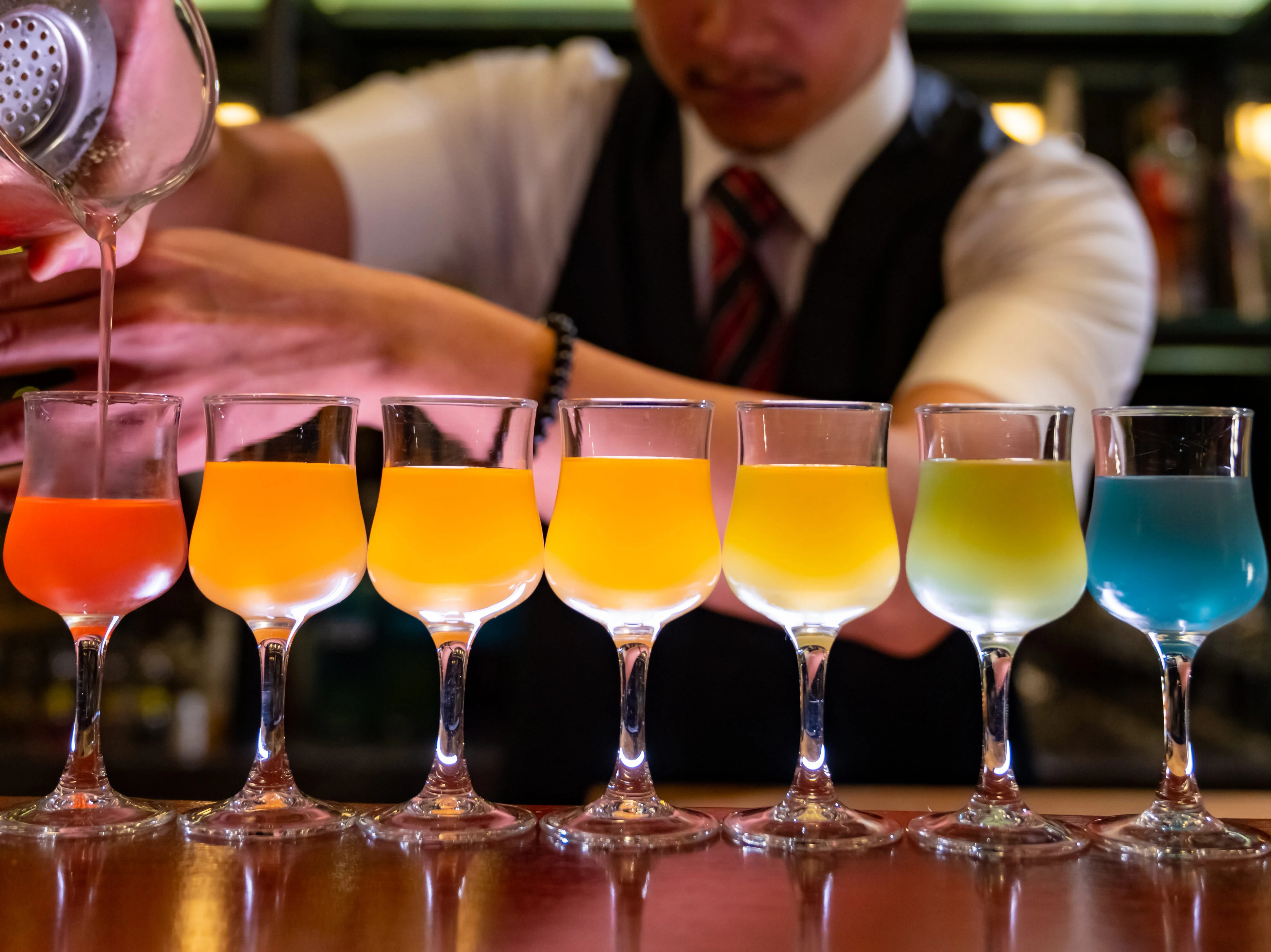 I've been a bartender for over a decade. Here are 10 things I wish customers would stop doing.