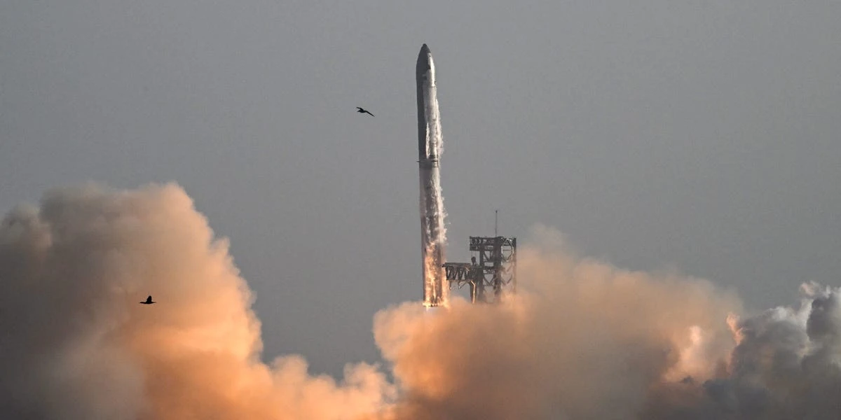 SpaceX Starship loses control and explodes