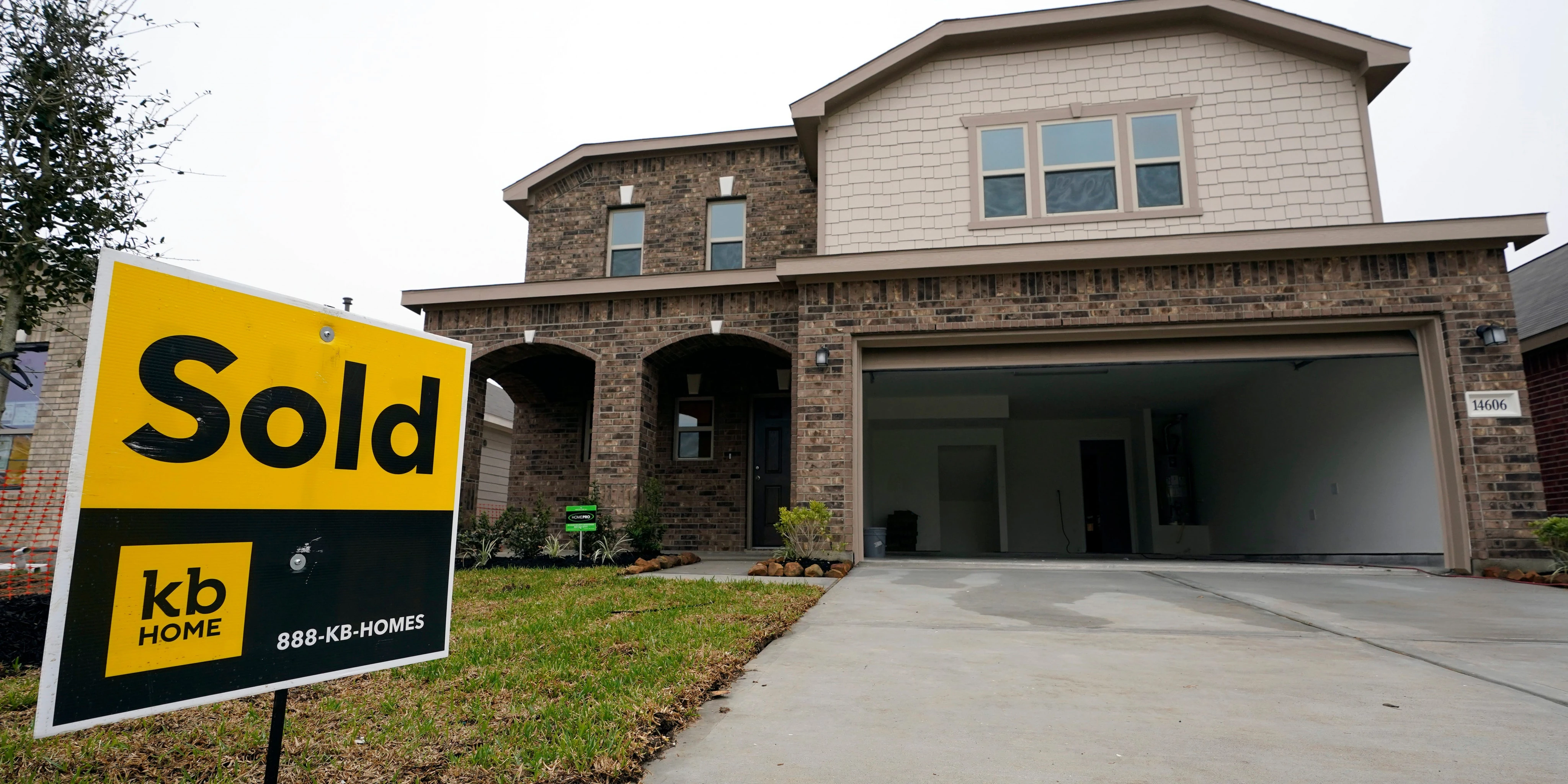 Mortgage rates are sinking, but don't time the housing market by waiting for them to fall further, Bank of America exec says