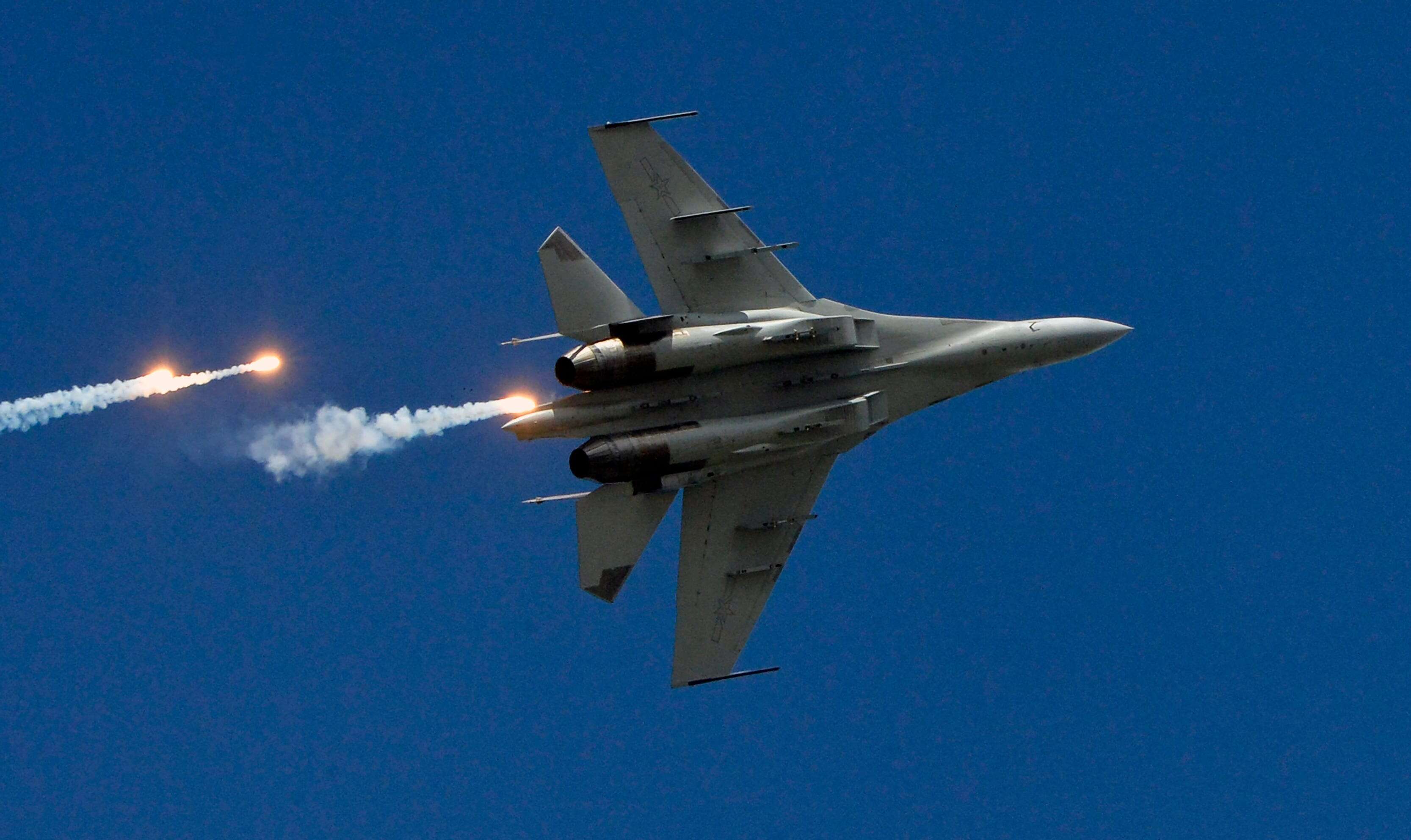 Video shows one of Taiwan's F-16s tracking a Chinese J-15 fighter jet with its sniper pod during war games