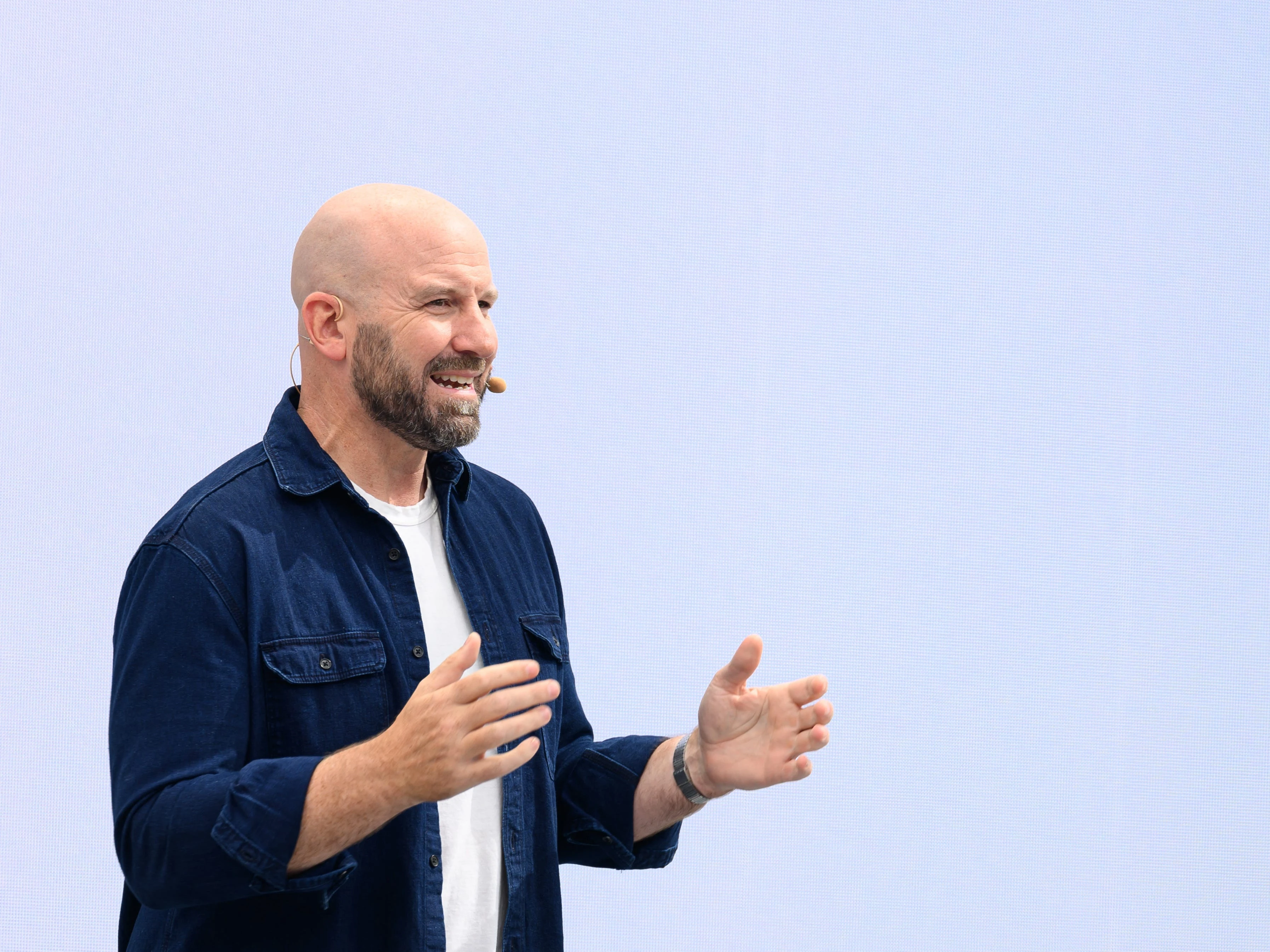 Meta's CTO: We'd 'love' iMessage on Ray-Ban glasses, but Apple won't allow it