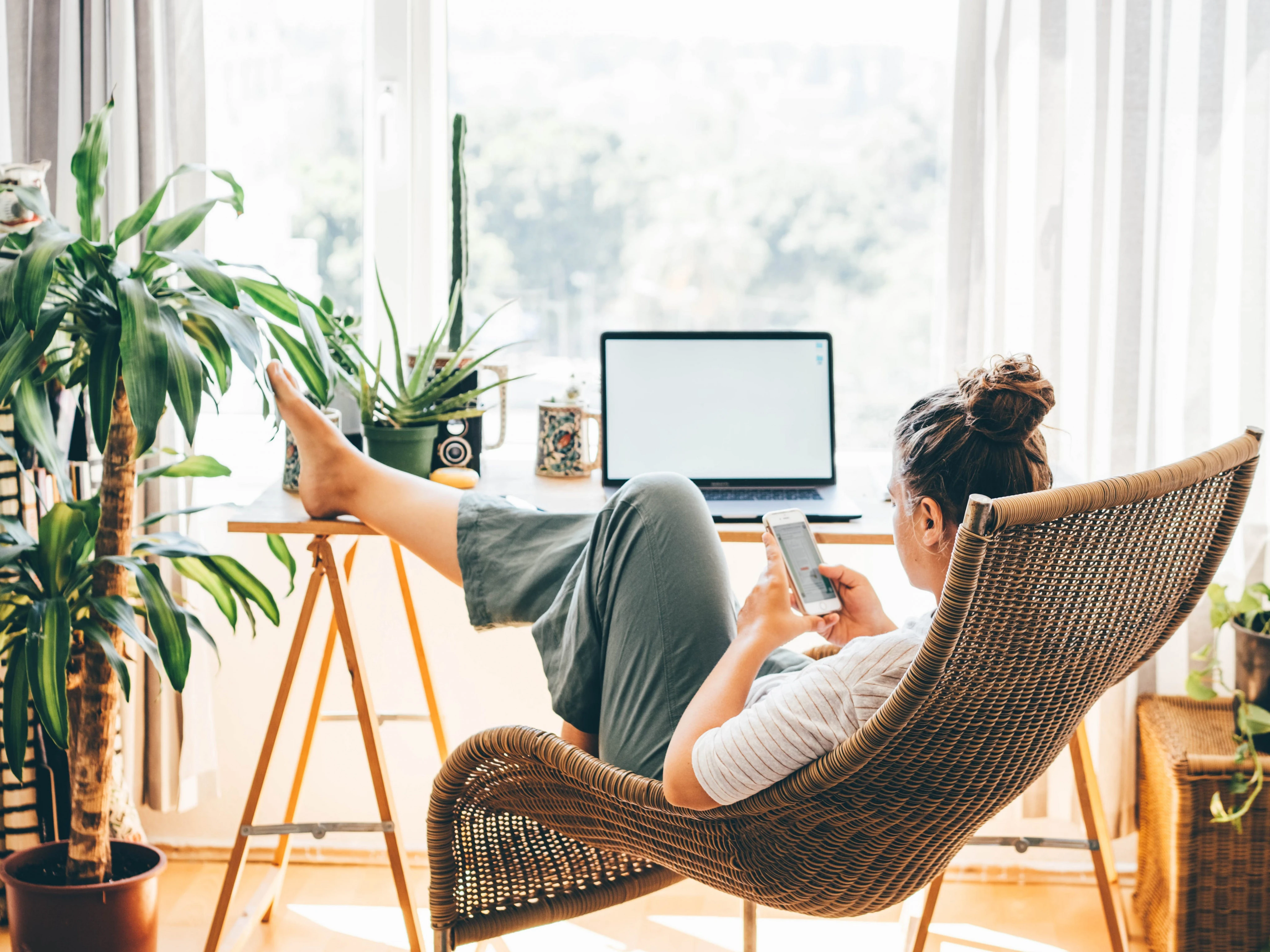 I help busy people organize their digital clutter. Here are 5 features you should start using on your phone and laptop immediately.