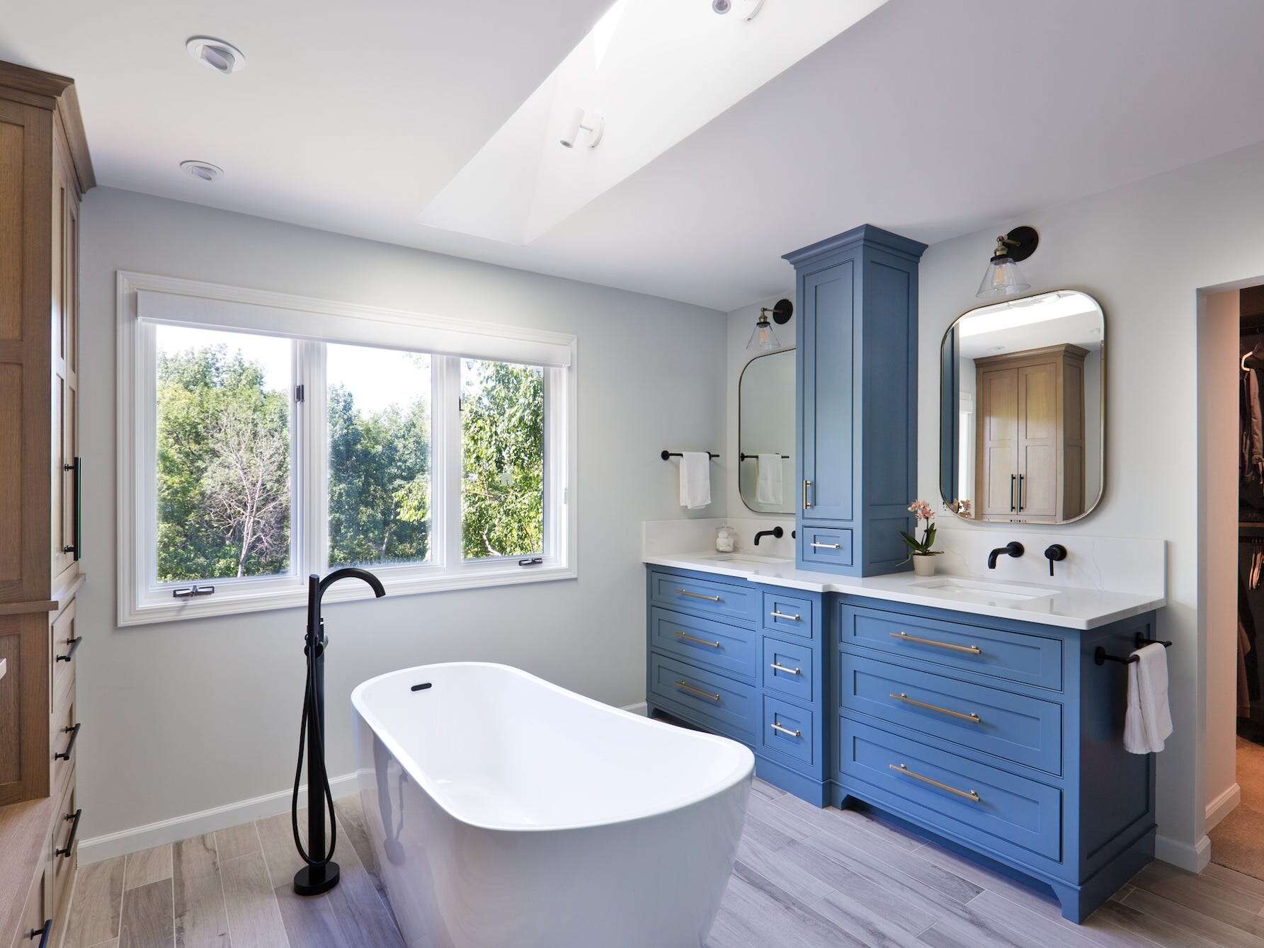 Interior designers share 4 bathroom trends that'll be huge next year and 5 that will be out