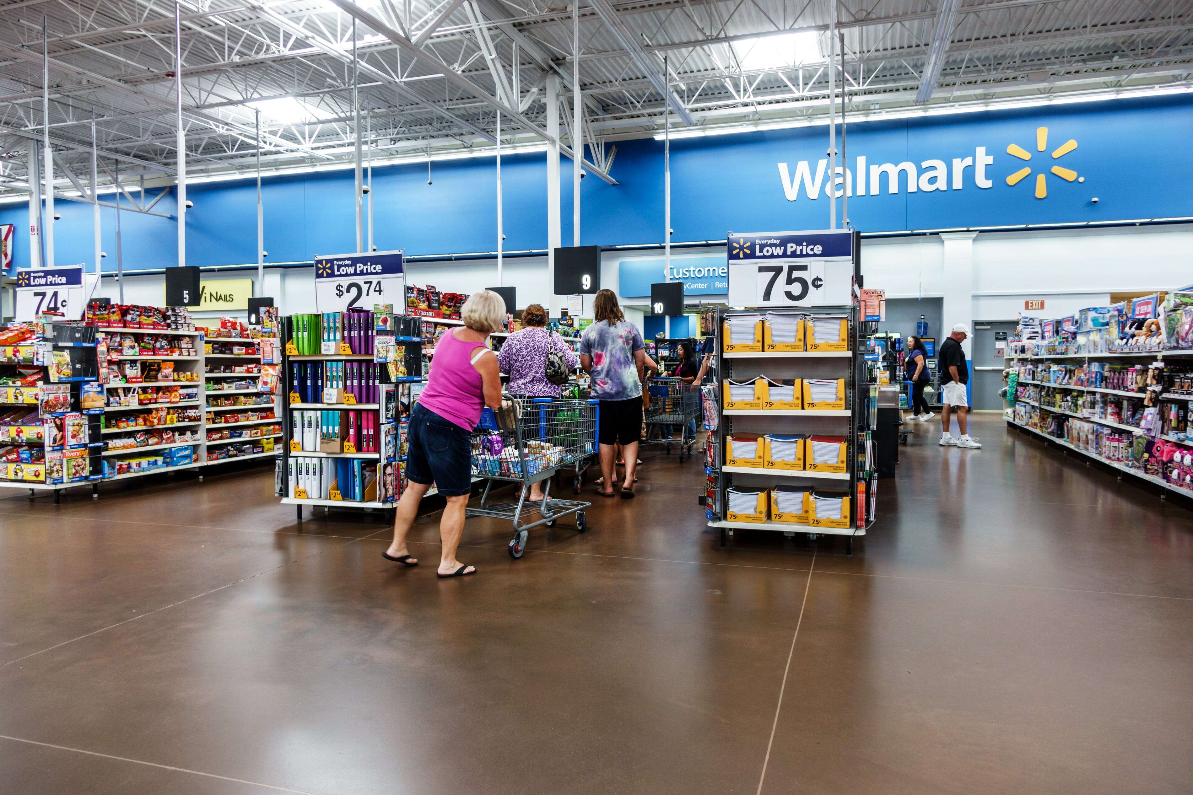 Walmart says this store manager could earn half a million dollars this year — and he doesn't have a college degree