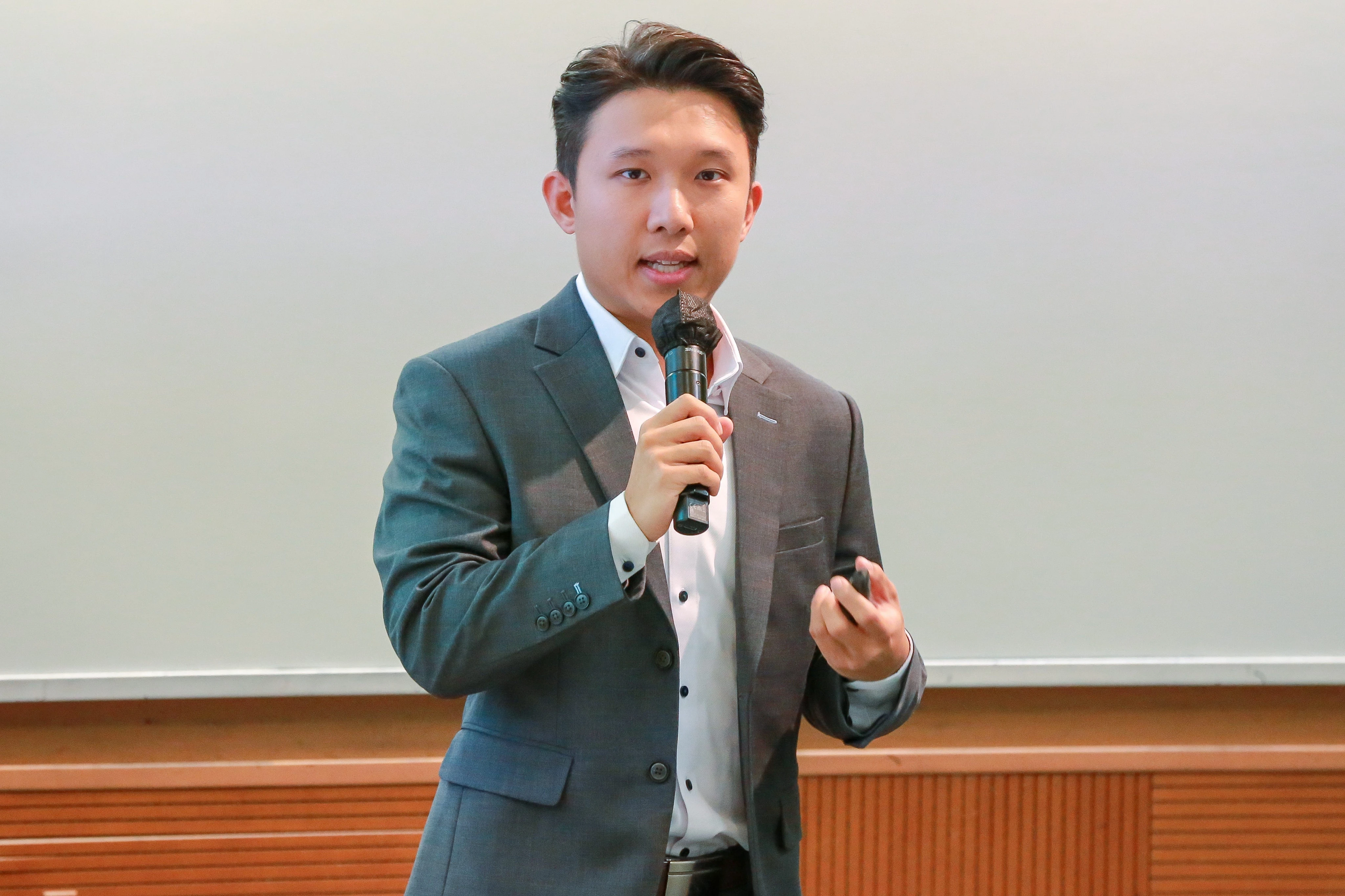 5 tips to help you ace an AI hiring assessment, from a banker-turned-career coach