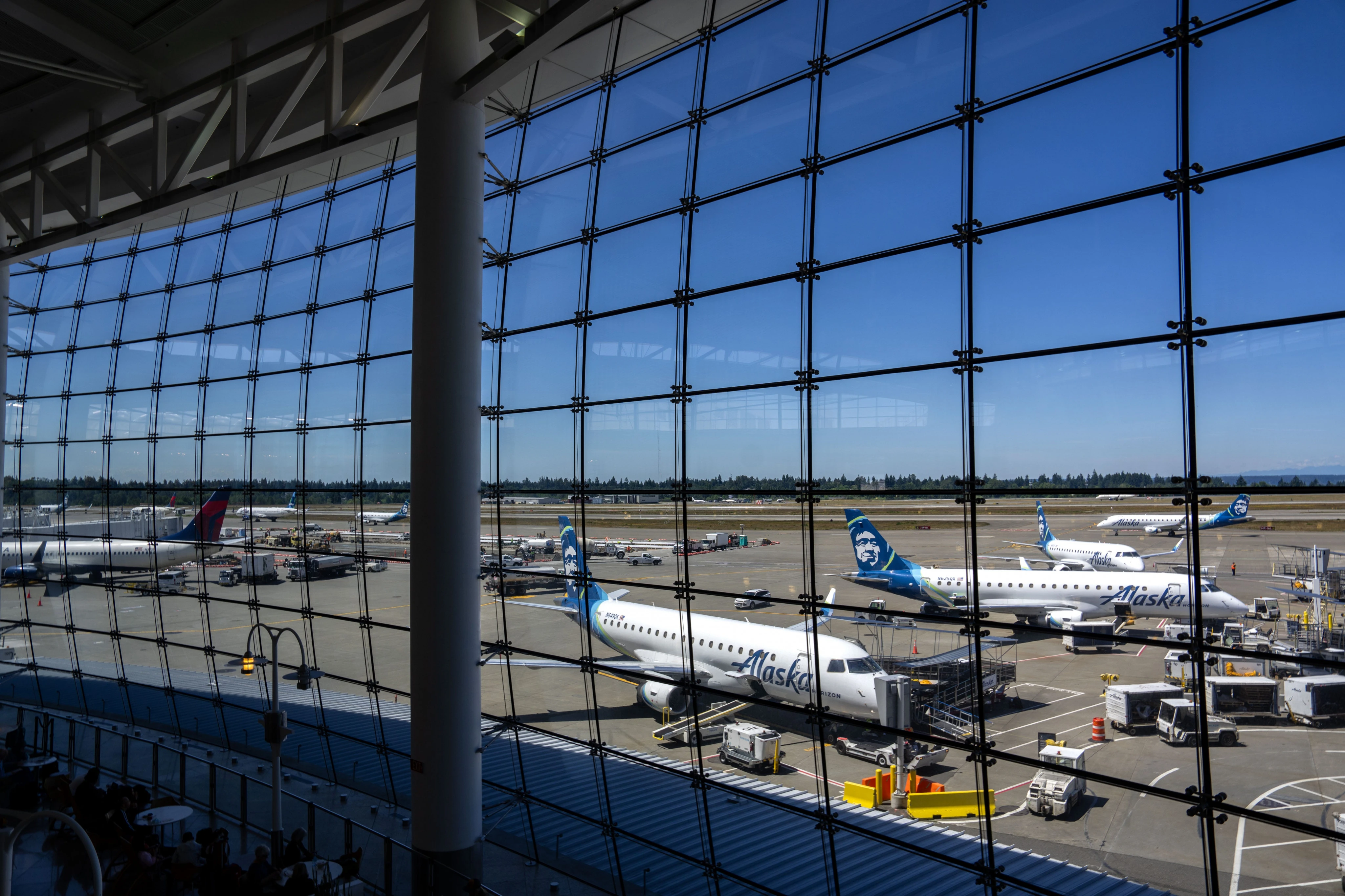 Alaska's first-ever flight to Europe intensifies a long-running hub war with Delta