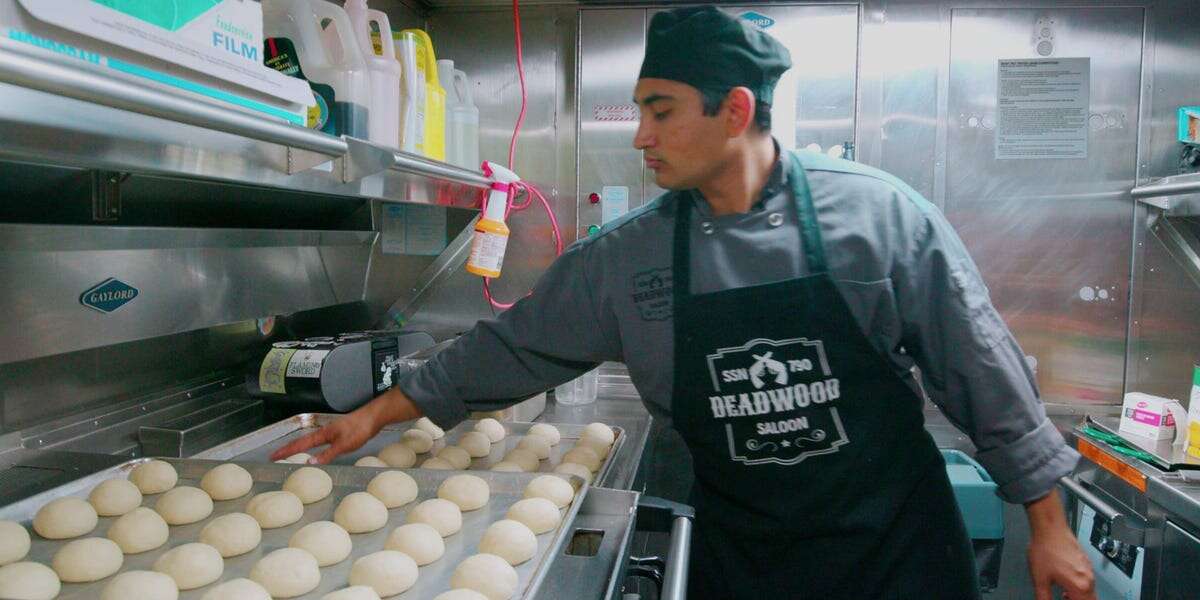 How Navy submarine cooks feed 150 sailors at sea