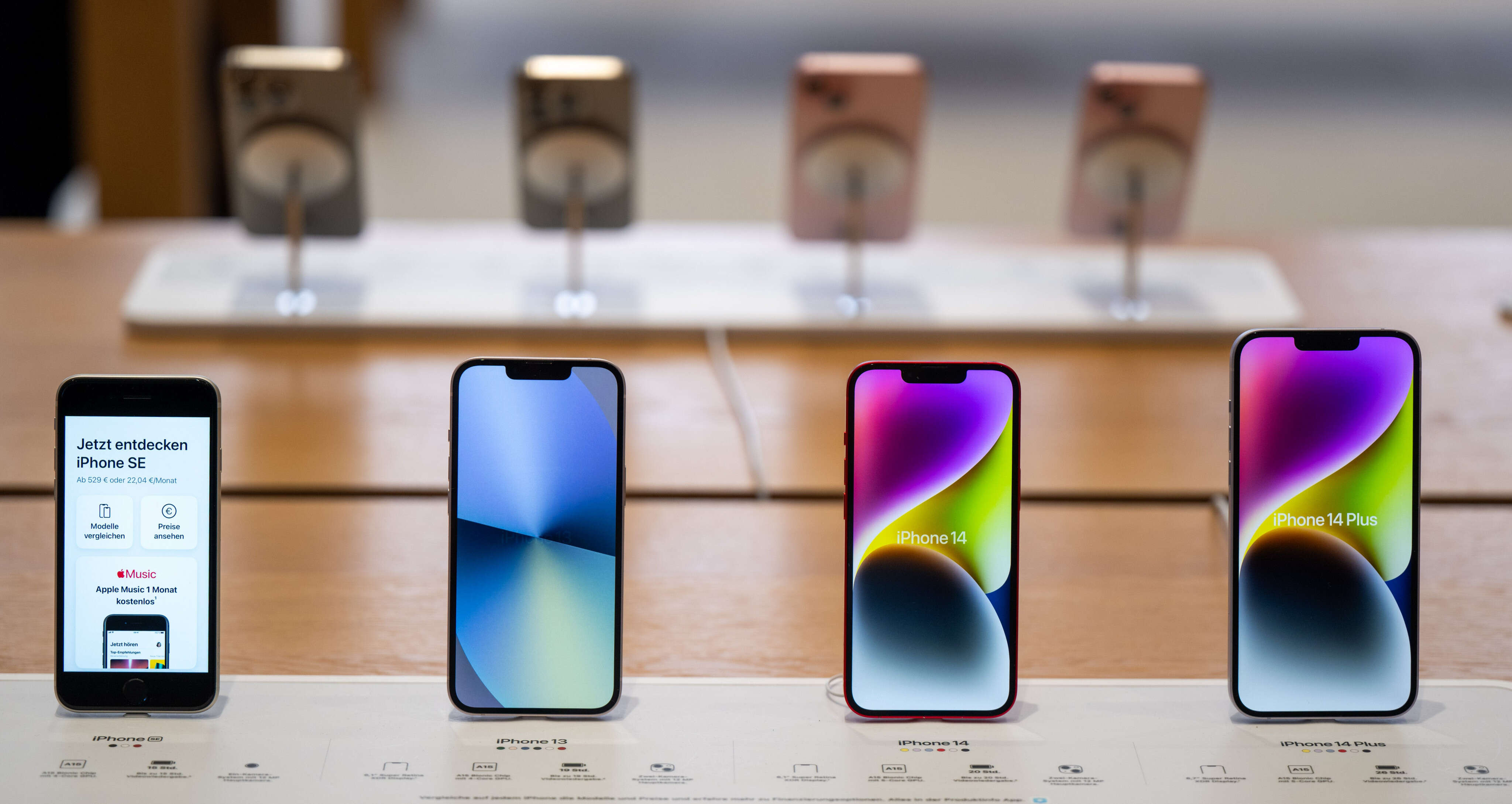 A less-expensive iPhone that still has AI features could help Apple out in China