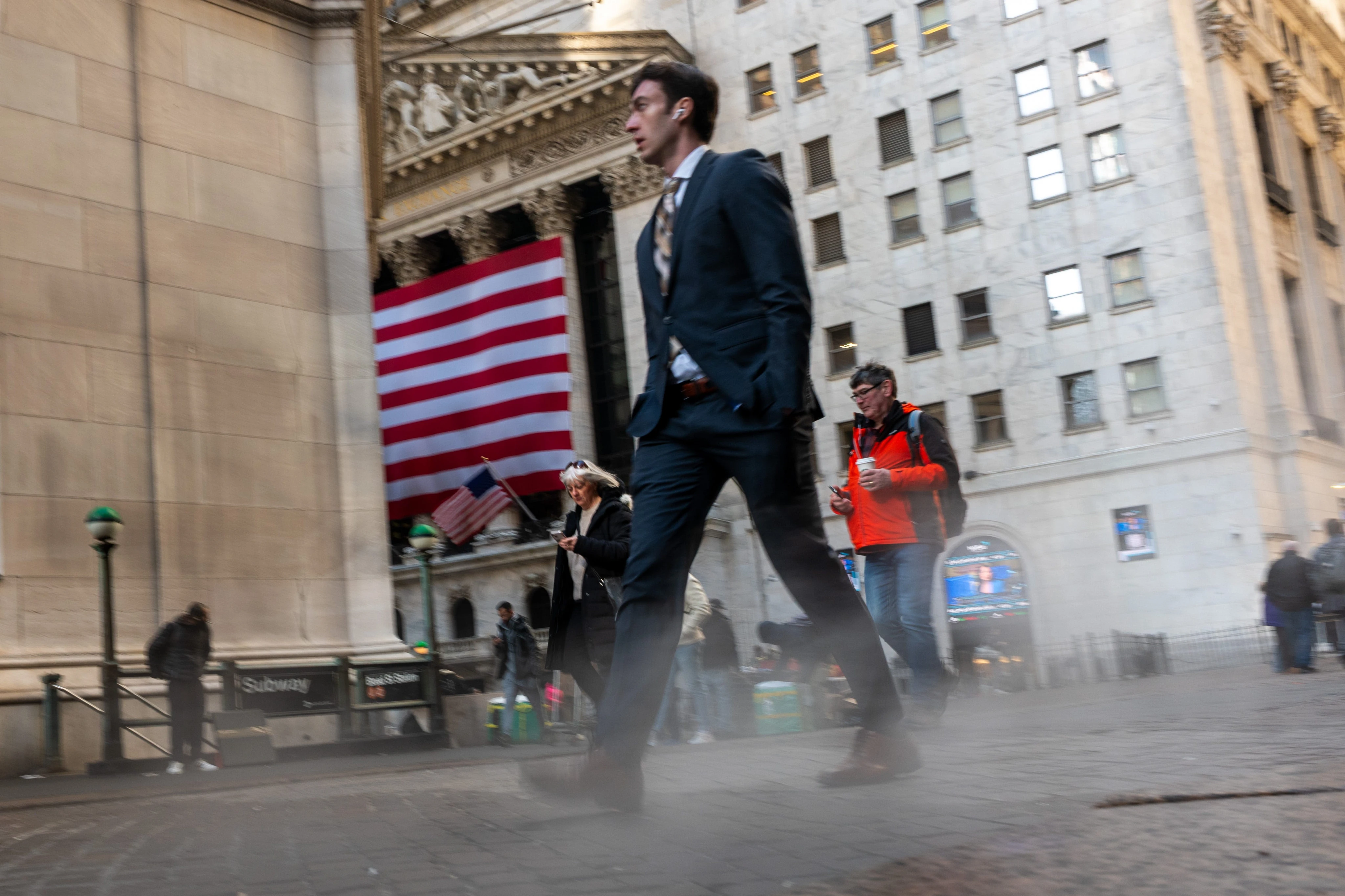 Blockbuster Electronic Arts deal lifts Wall Street's spirits, but hiring remains spotty