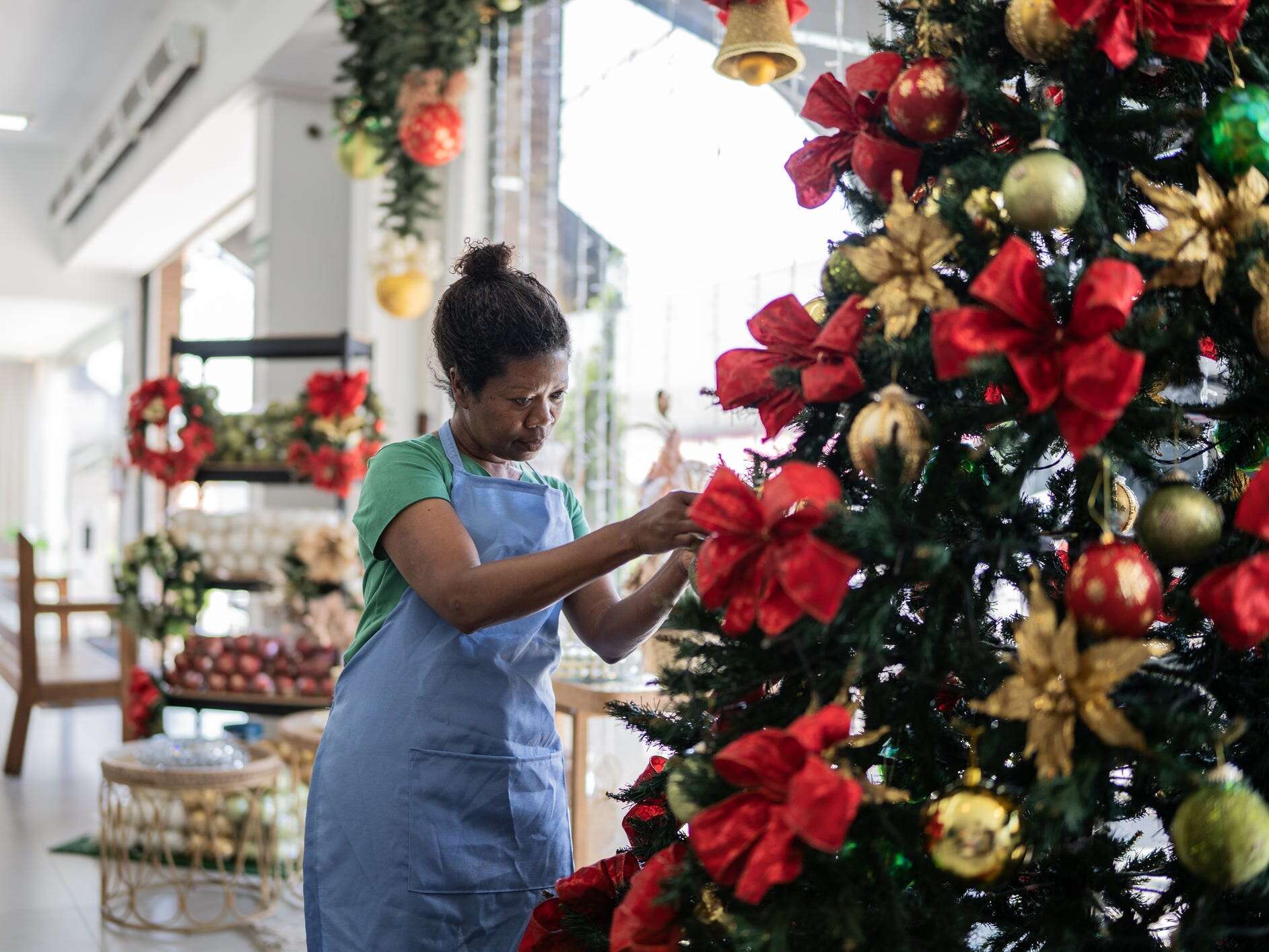 Working retail for over a decade made me hate everything about the holidays. Here's why. 