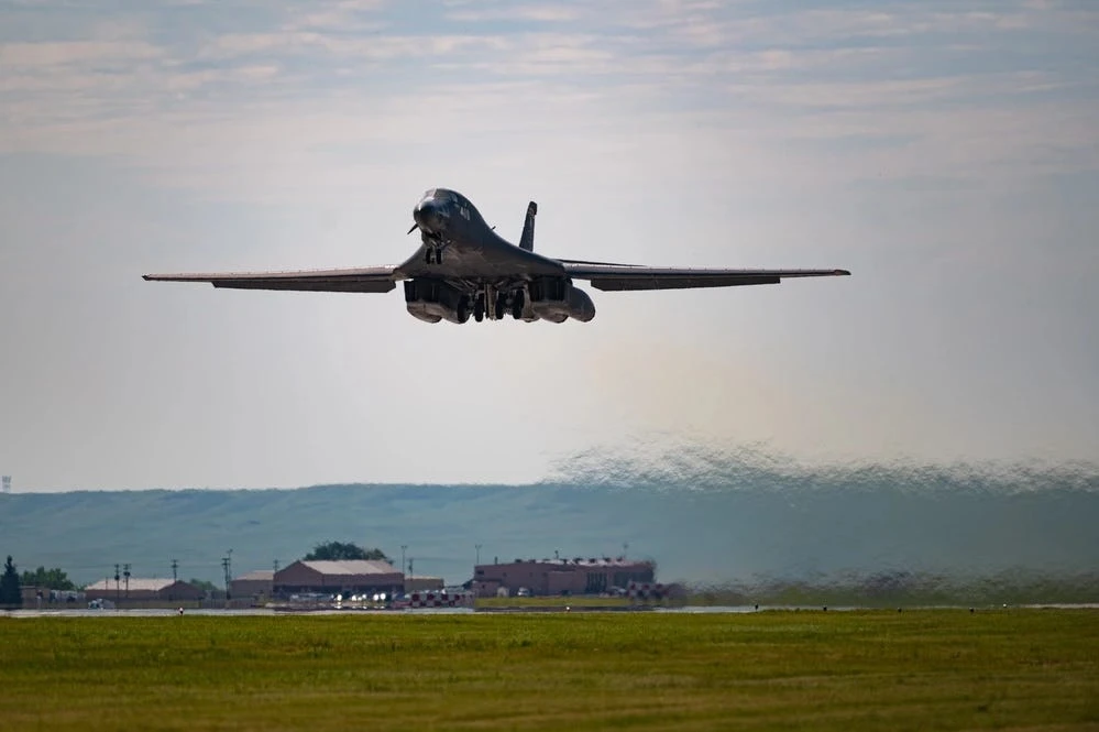 Crew mistakes and inadequate safety standards led to the crash that destroyed a $450 million B-1B bomber, an Air Force probe found
