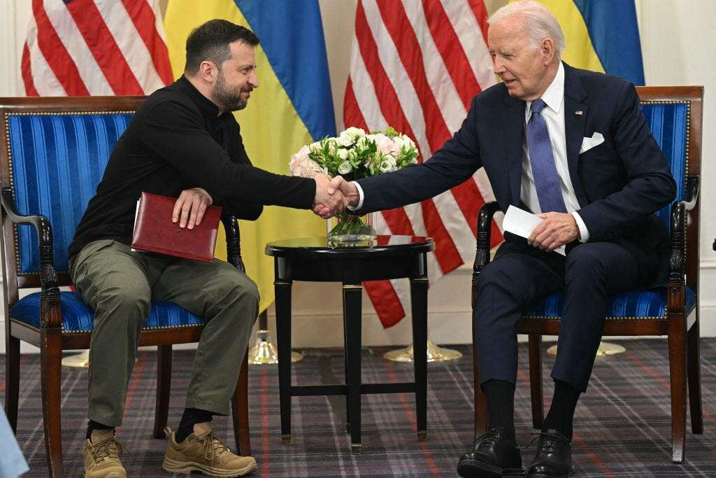 Biden apologizes to Zelenskyy for the military aid delay by Congress while Russia made major advances in Ukraine