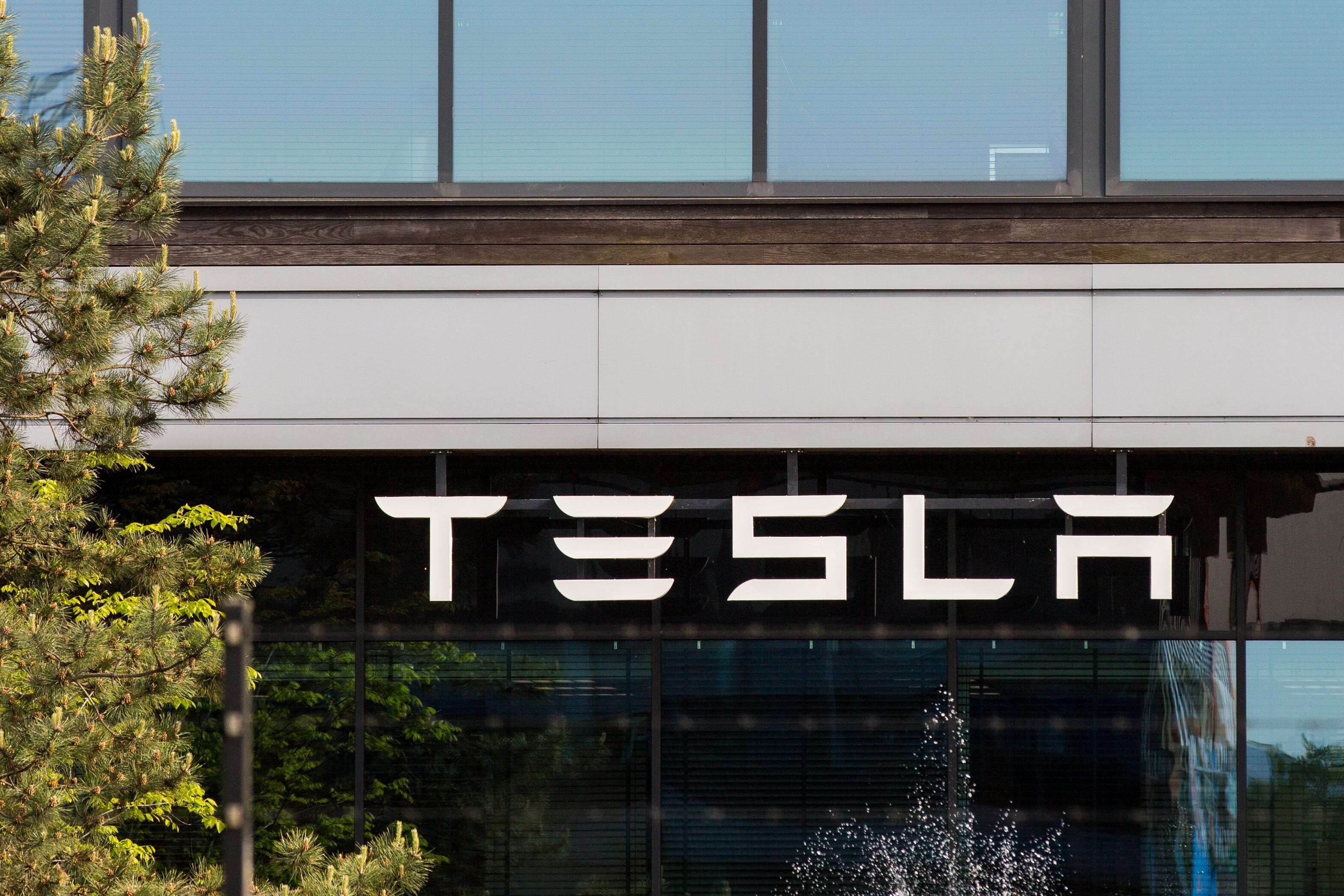 Tesla reverses its sales slowdown, but not enough to calm investors' nerves 