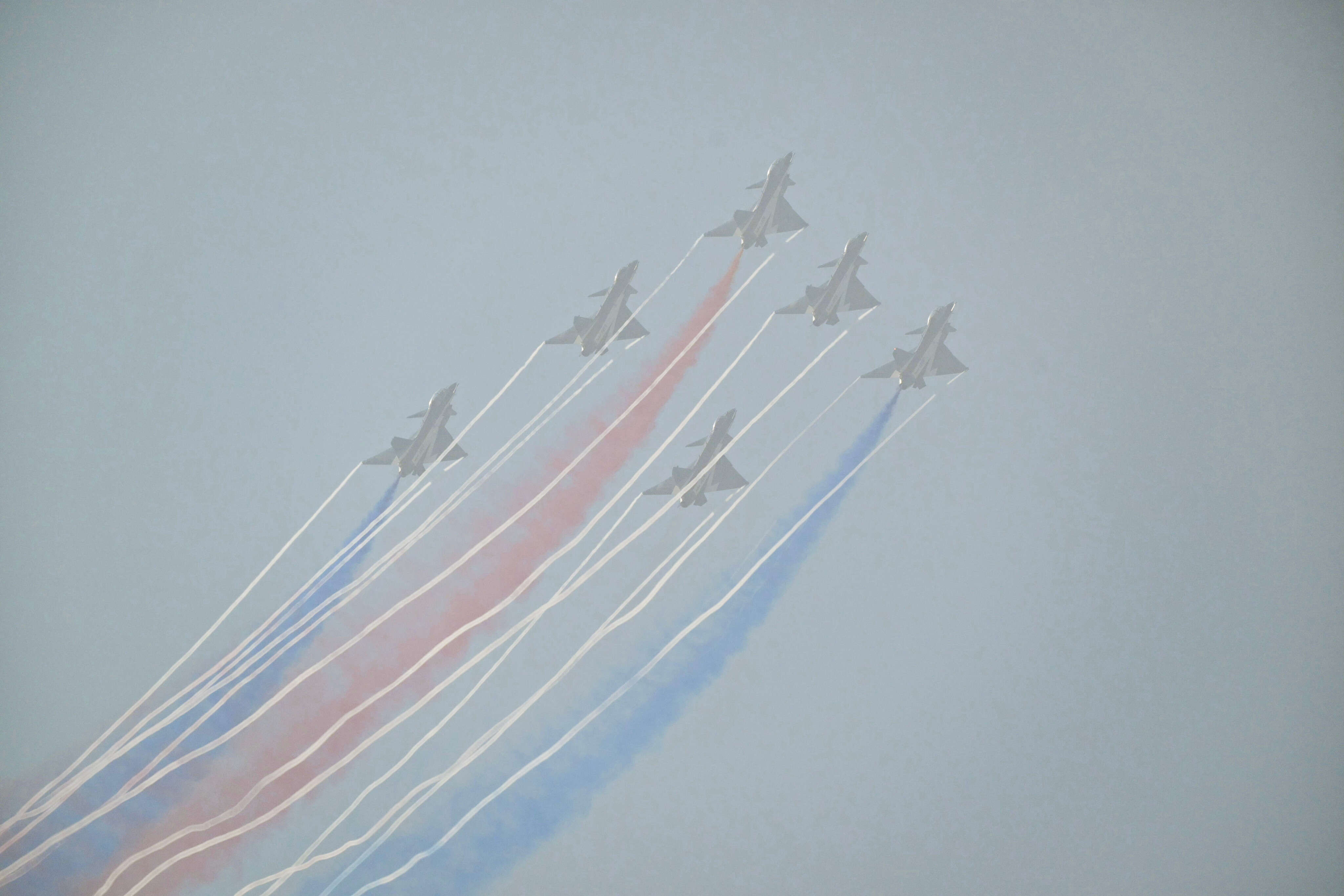 China's big air show opened with a glitzy aerial display of its fighters, but crowds couldn't see much in the smog