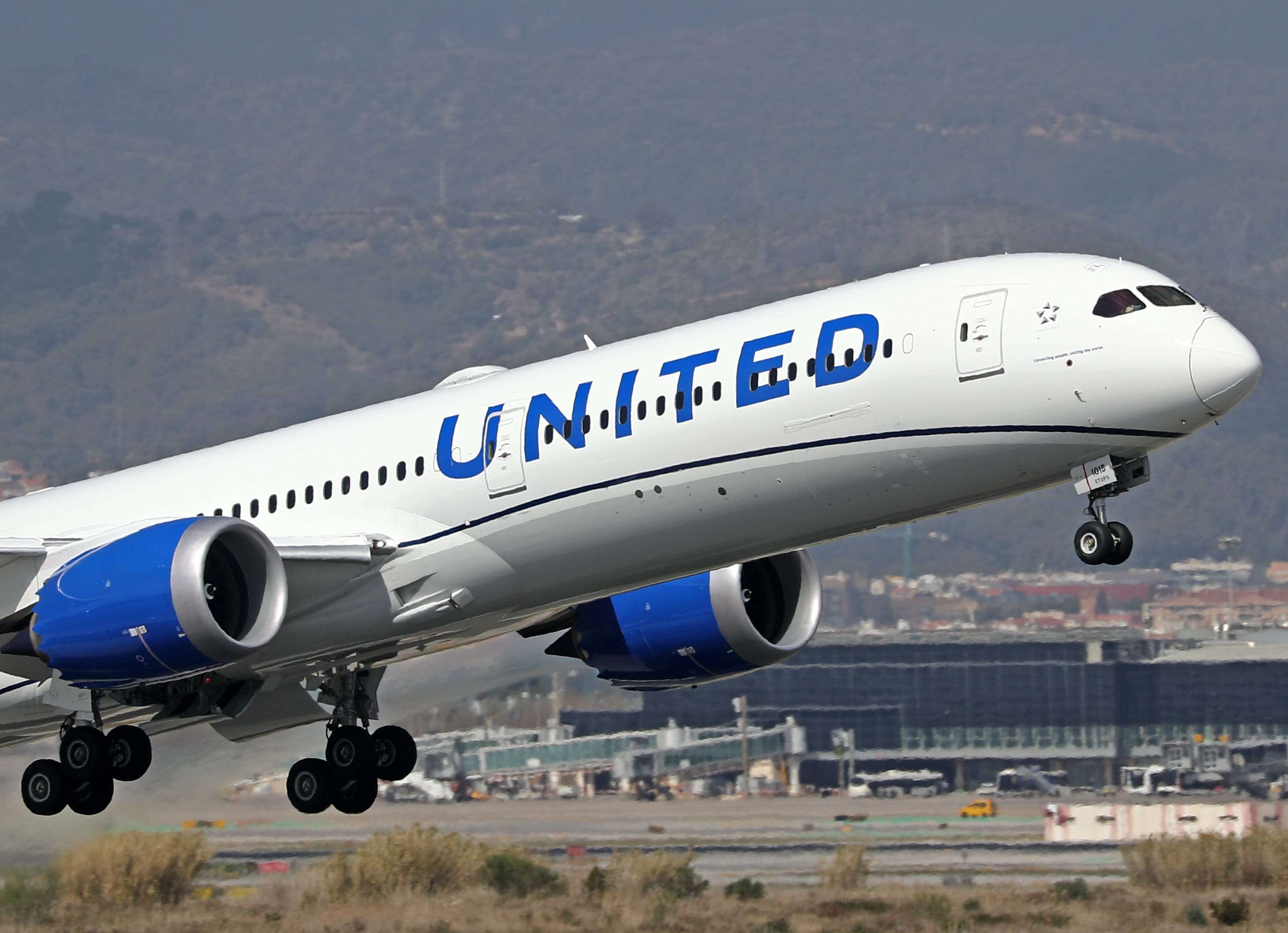 A United Boeing 787 with 176 people on board had to divert after the pilot's screens went blank over remote northern Canada