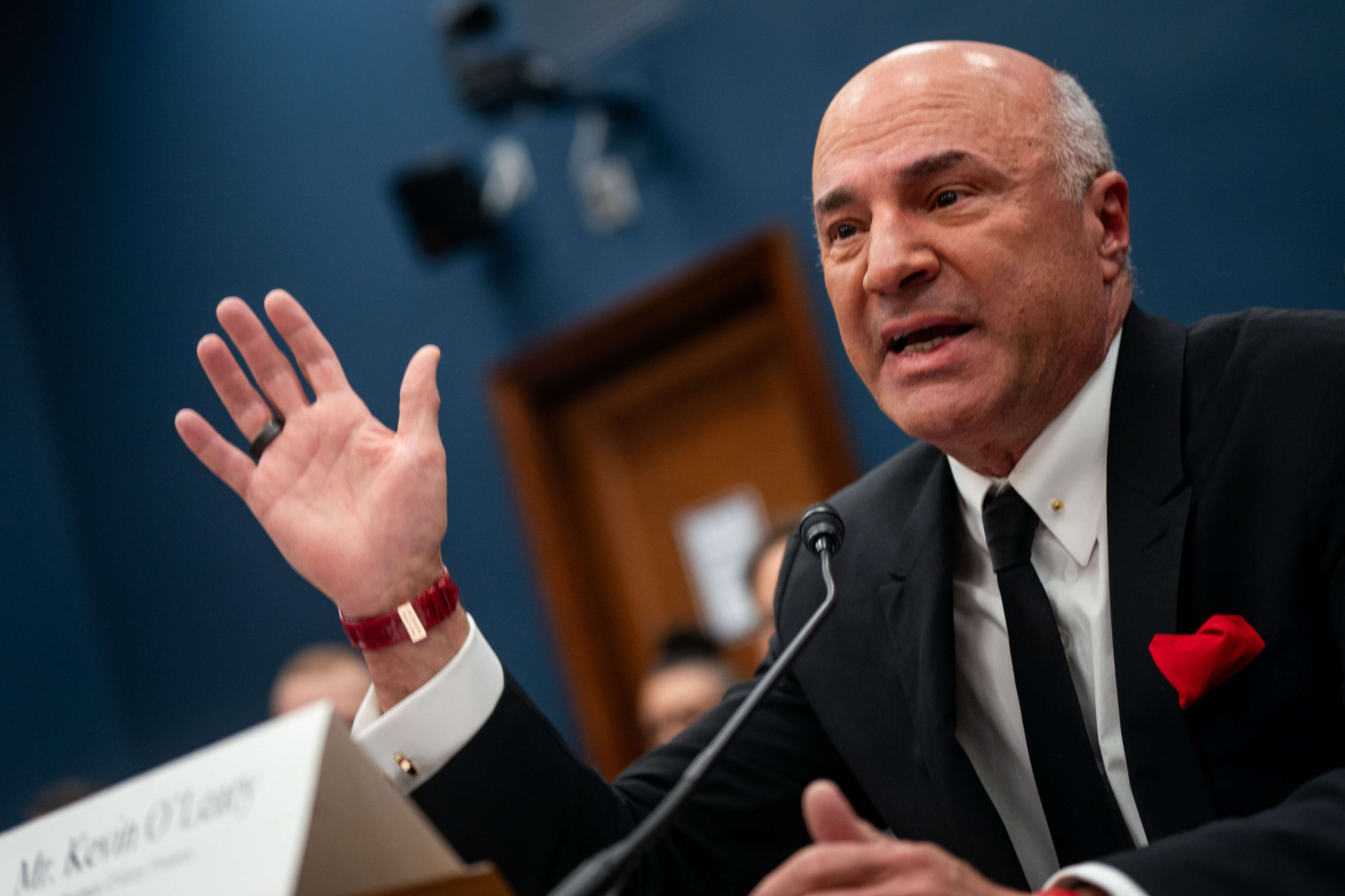 'Shark Tank' star Kevin O'Leary happily gives cash to help relatives — but they can never ask him again.