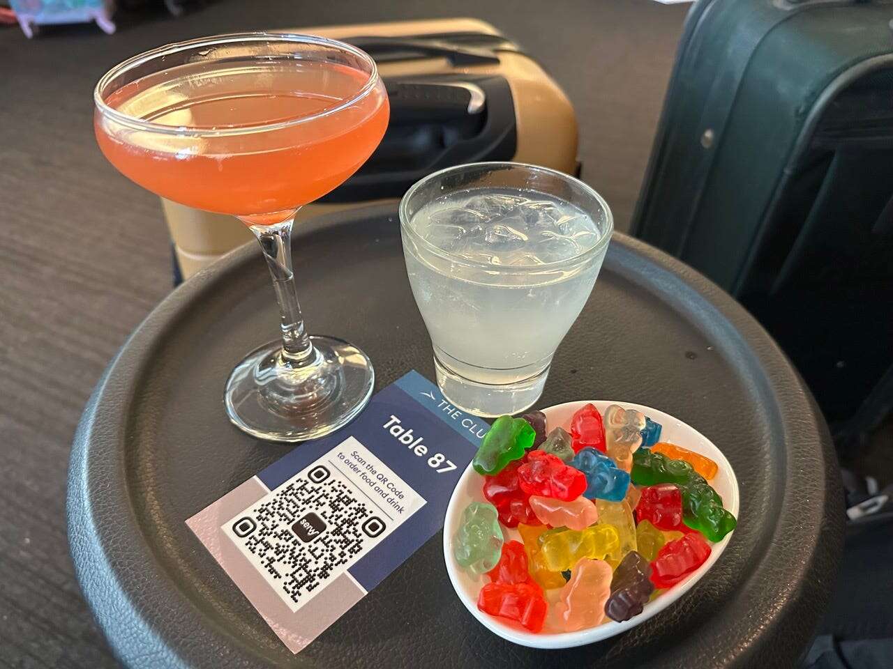 I visited a popular lounge at the Orlando International Airport. It let me down, but I'll still visit every time I fly.