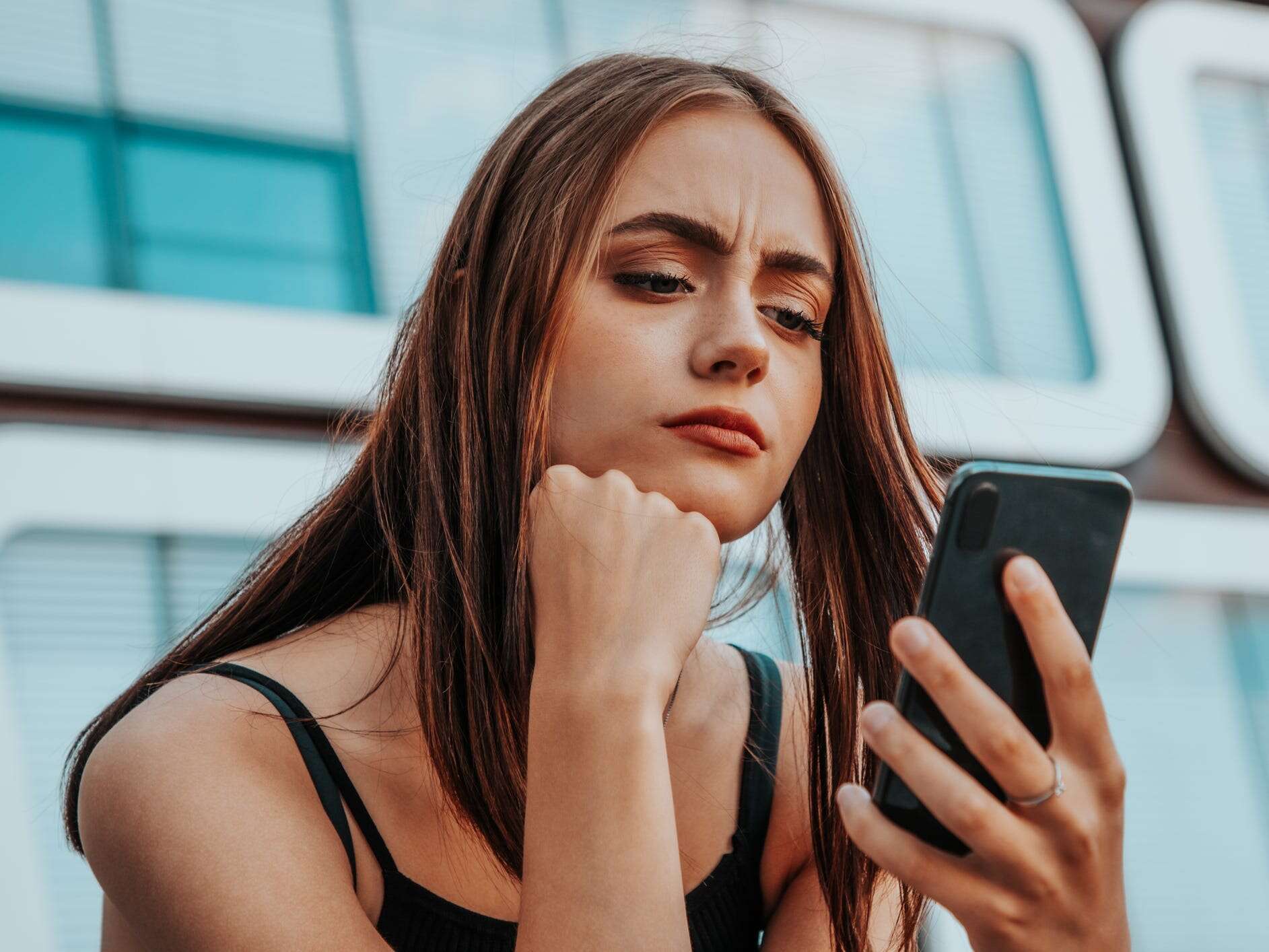 3 digital body language signs someone isn't into you, even if they always text back