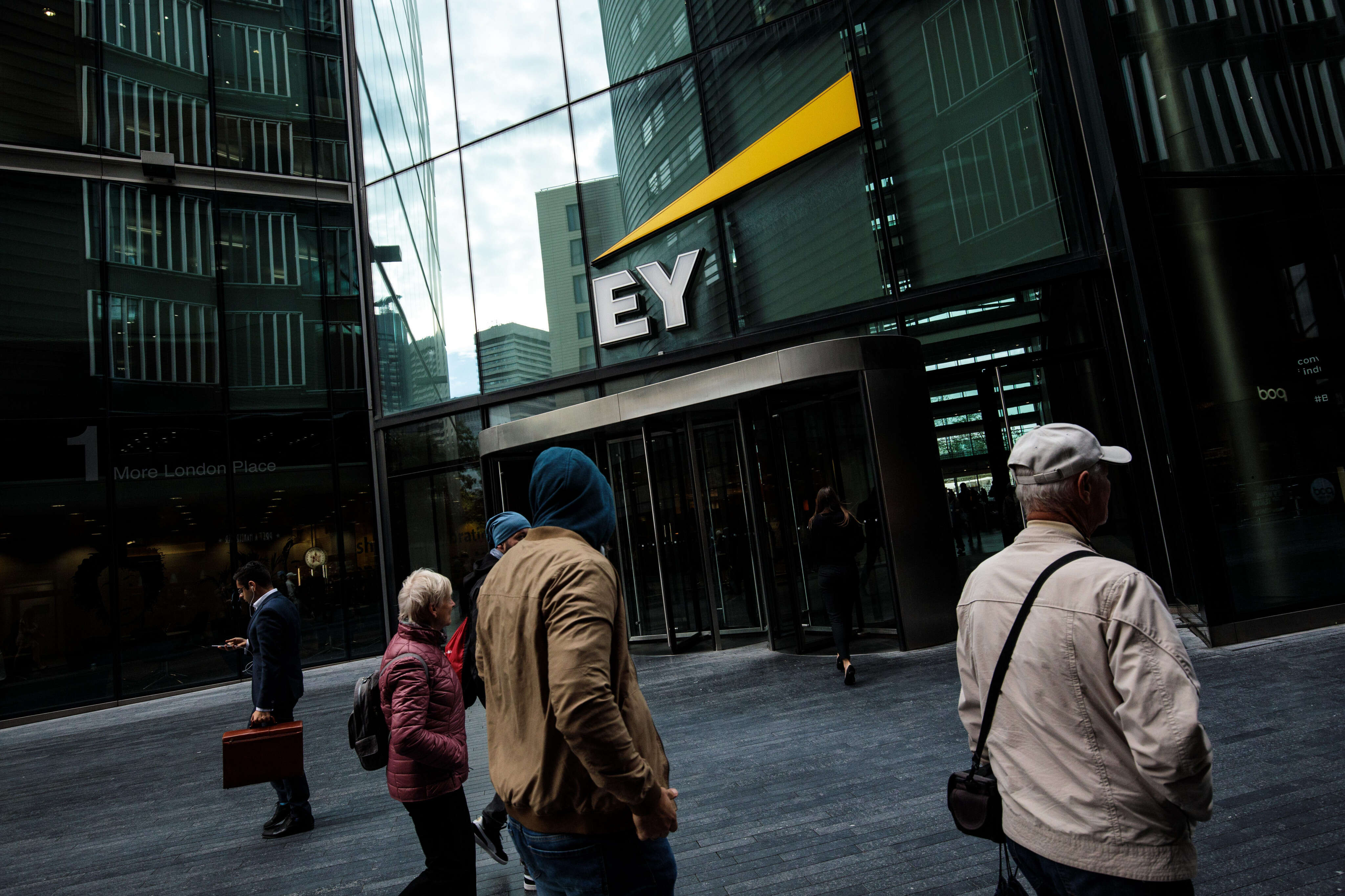 Big 4 giant EY delayed start dates for some new hires for the 2nd consecutive year as business slows