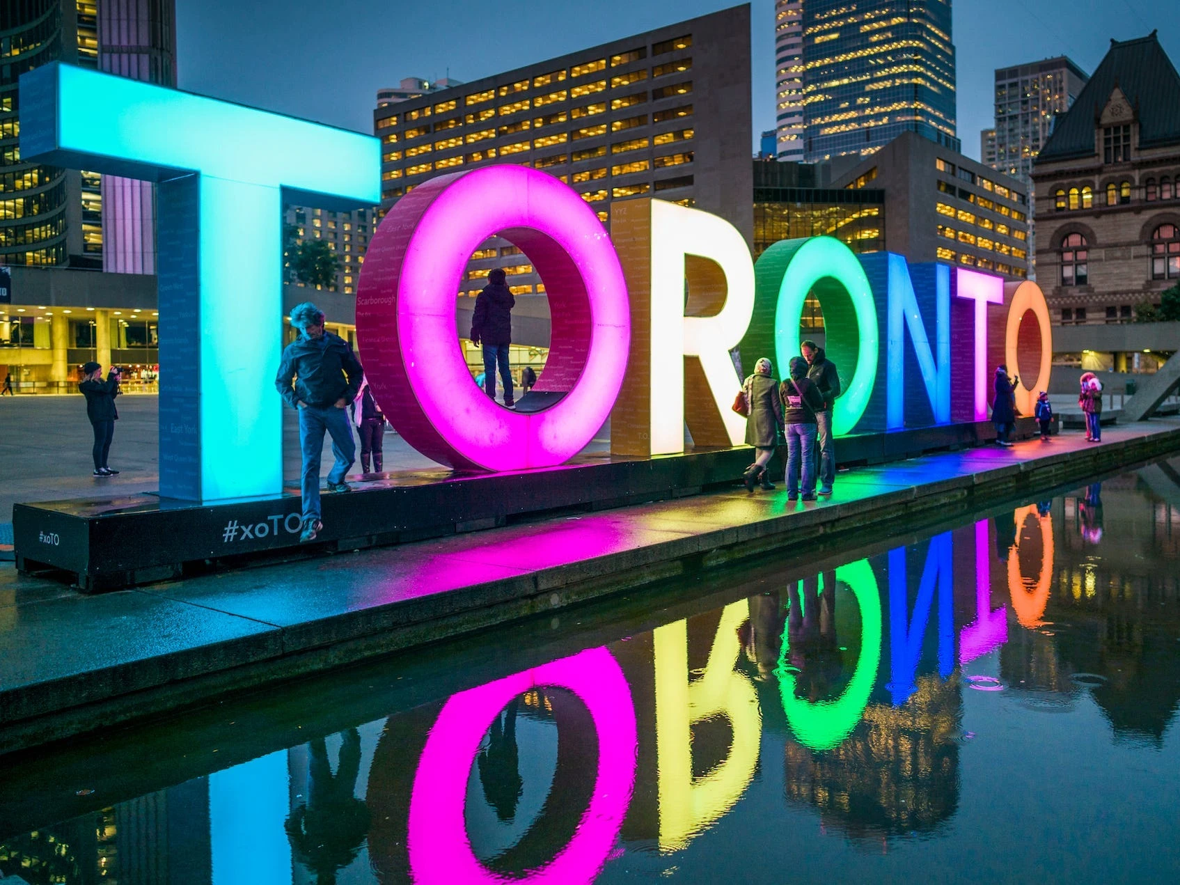 I was born and raised in Toronto. Here are the 8 mistakes I always see tourists make when they visit.