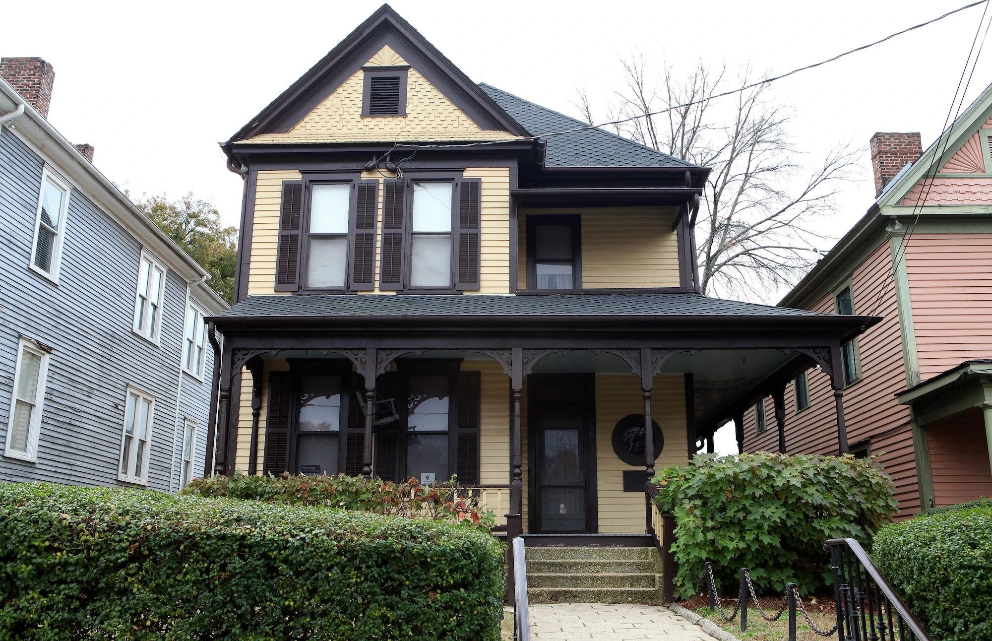 A woman who poured gasoline on the Atlanta birth home of Martin Luther King Jr. charged with attempted arson, police say