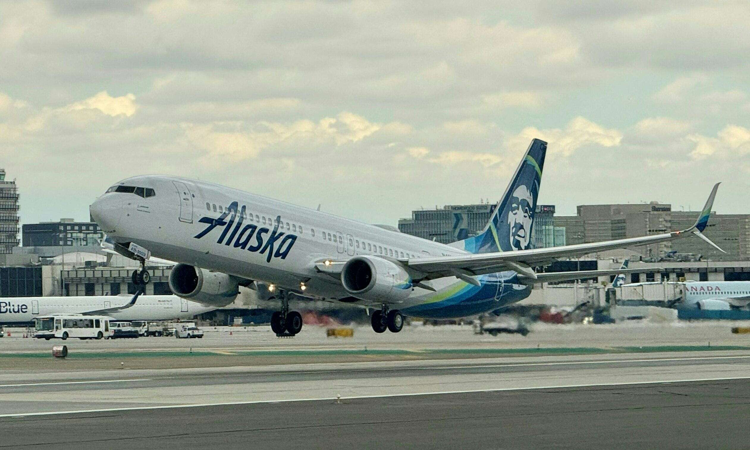 Alaska Airlines flight forced to turn around after Boeing 737 engine fails midair