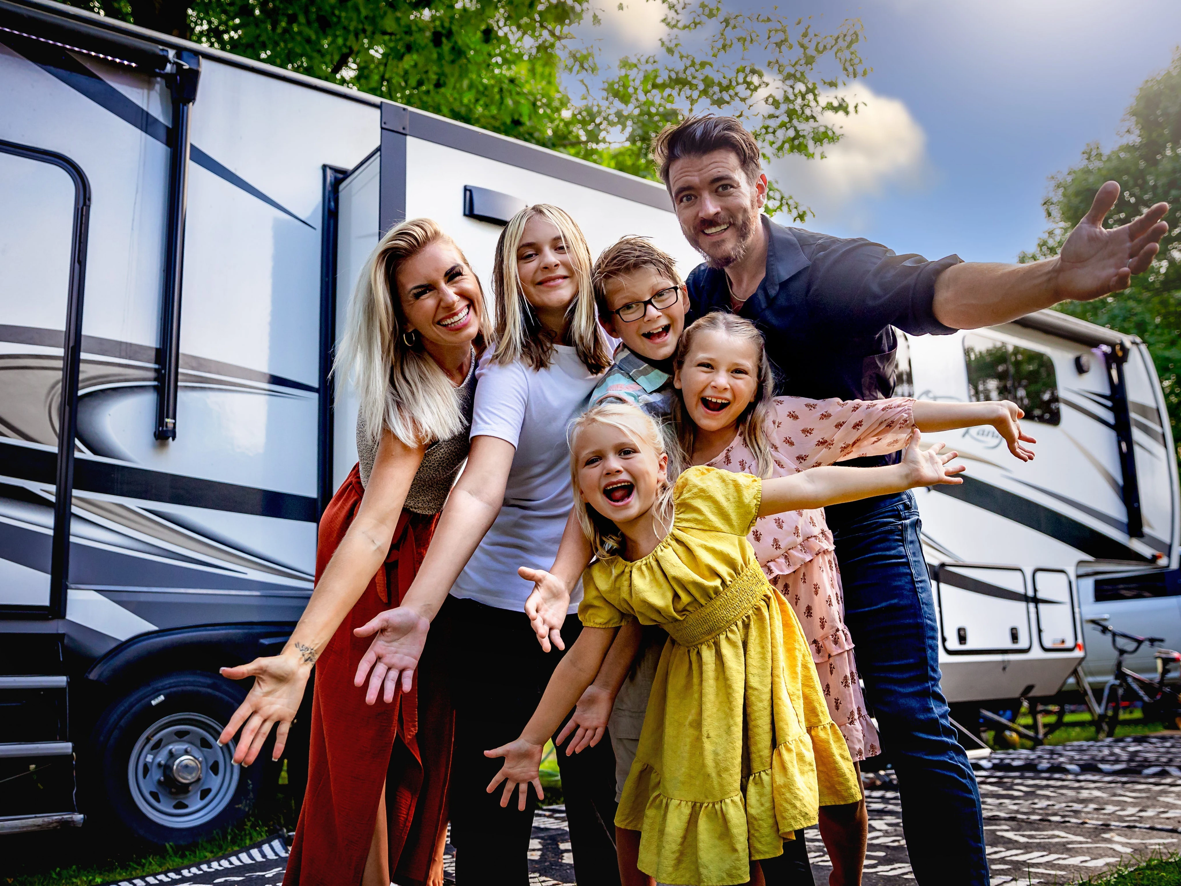 A family of 6 decided to live in an RV full-time after a health scare prompted them to live without regrets