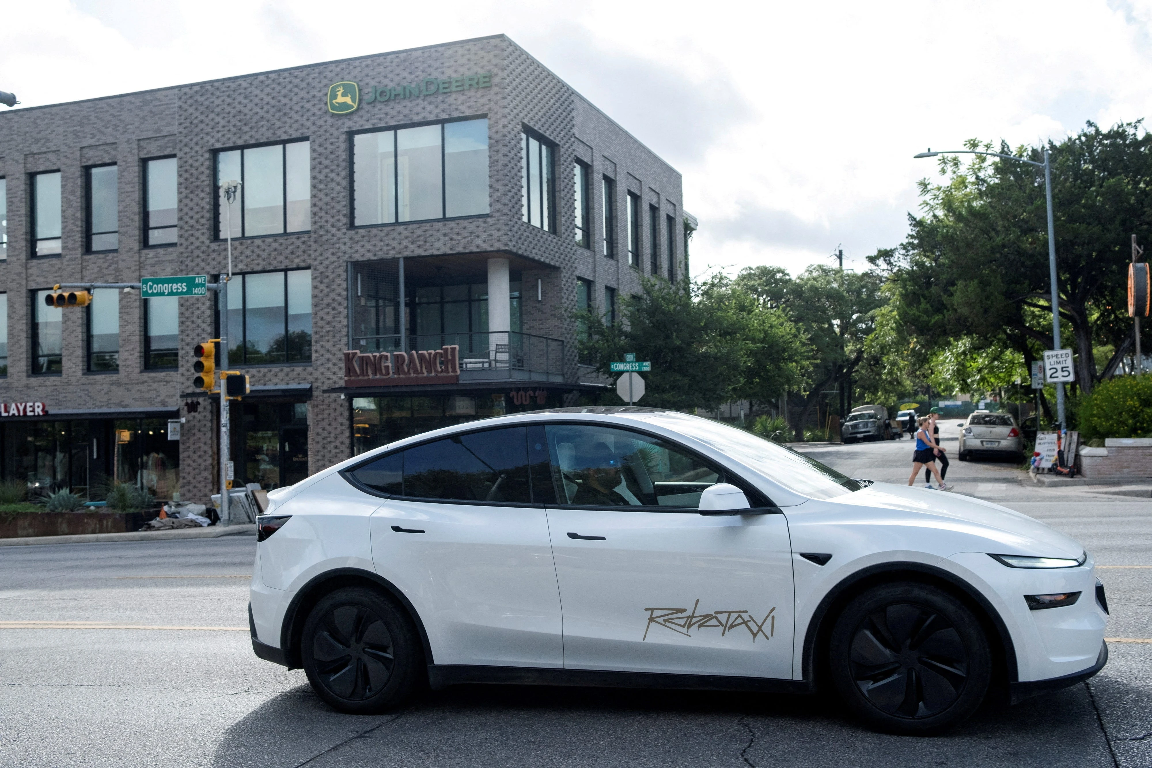 We asked 3 autonomous driving experts to comment on Tesla's robotaxi launch and break down videos of some of its errors