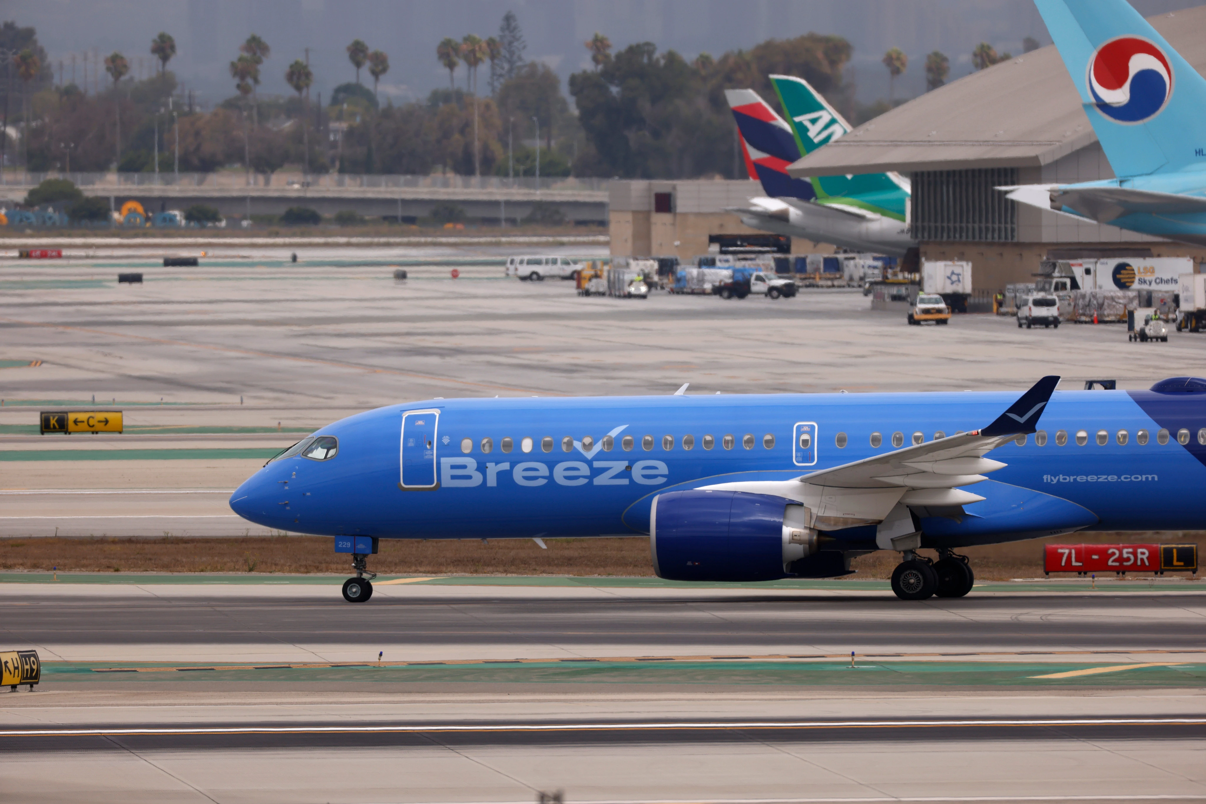 Breeze Airways becomes the first new US flag carrier in a decade — just as rival Spirit fights its 2nd bankruptcy