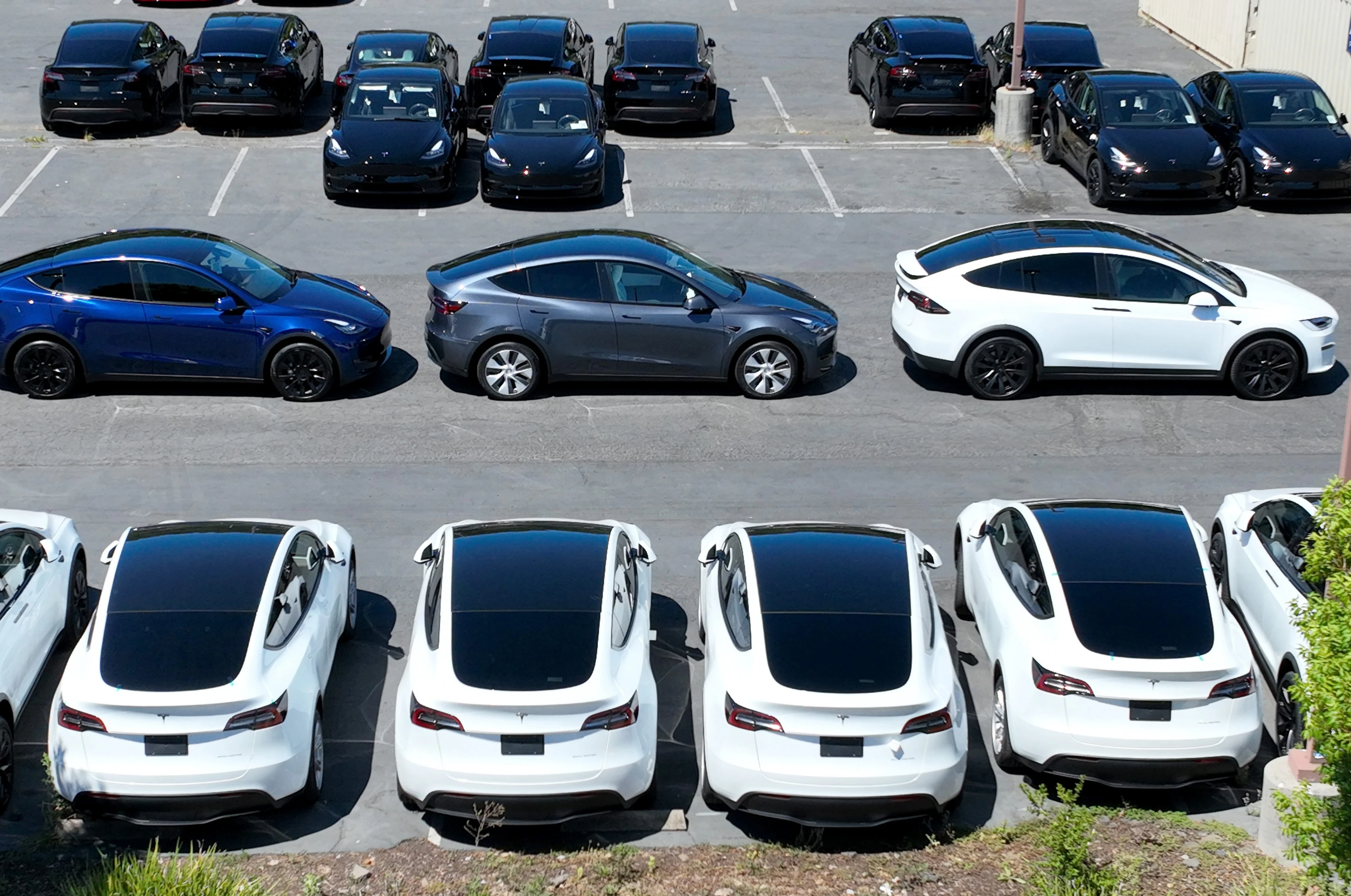 People are buying up used Teslas as the average sale price dips