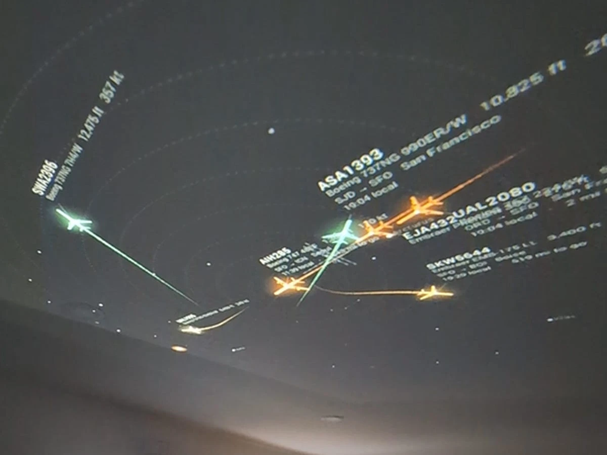 I live next to a major airport, and vibe-coded a plane tracker that turns my ceiling into a live flight map