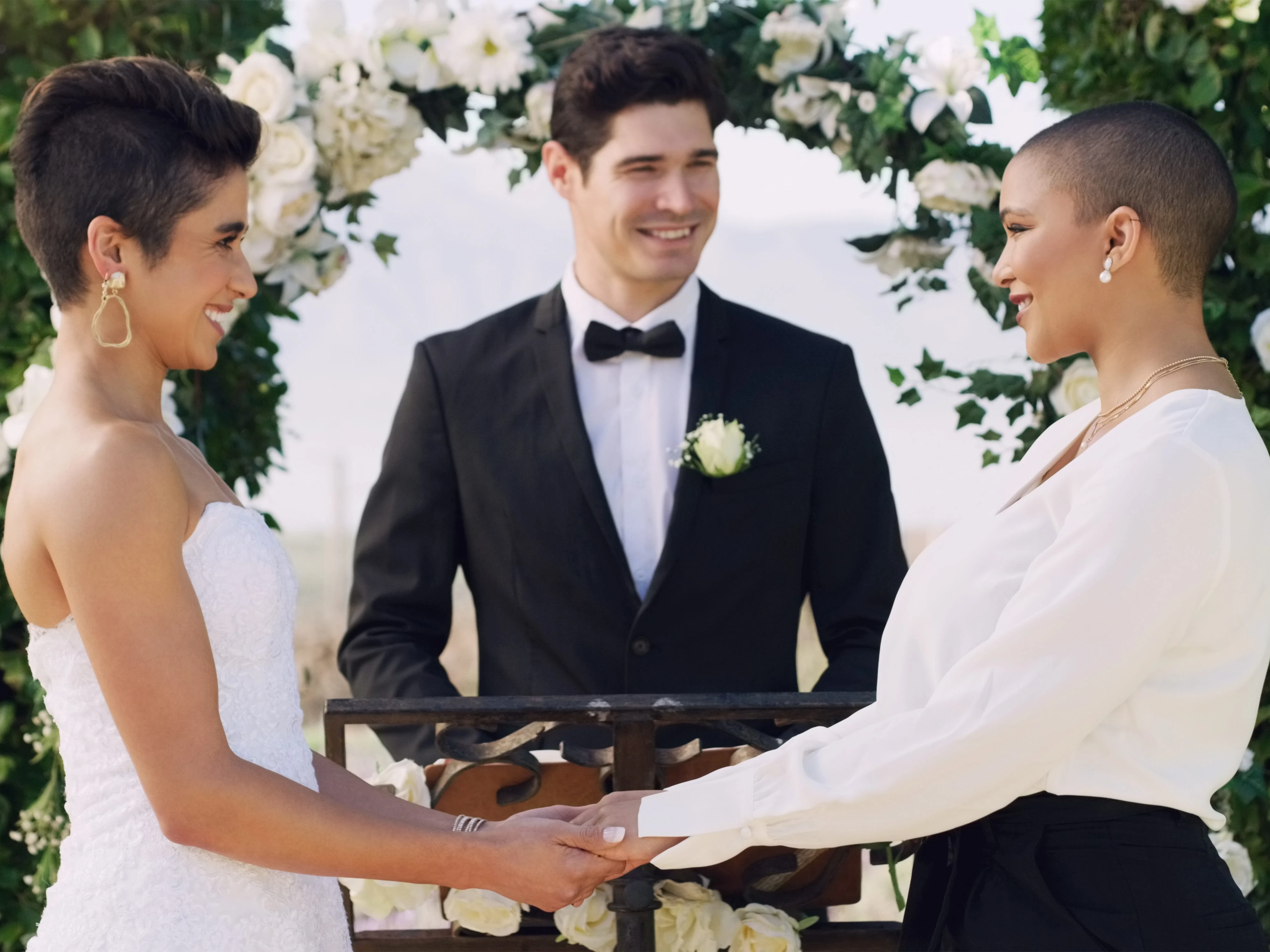 I'm a professional wedding planner. Here's what everyone forgets to do in the 30 days before their wedding.