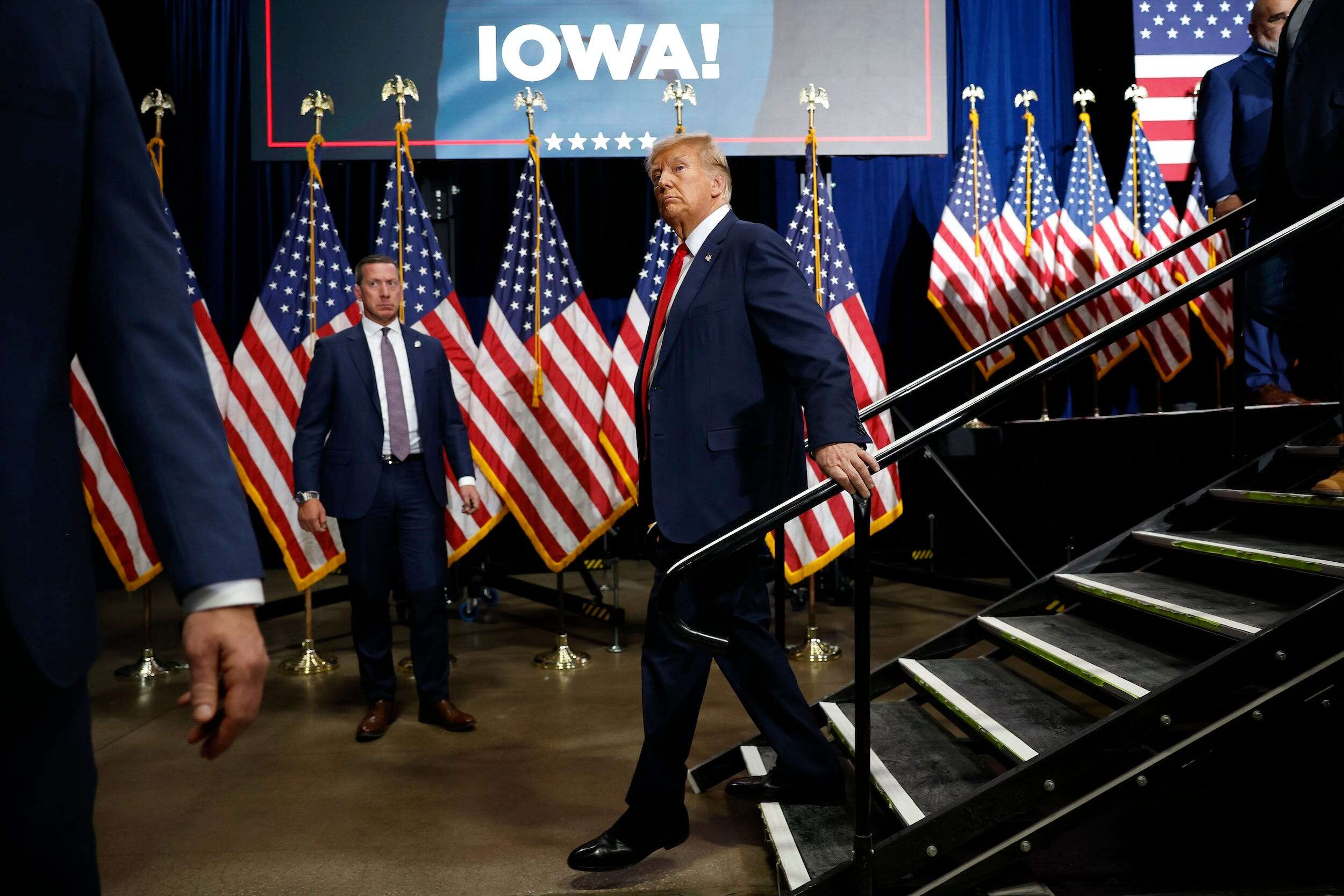 A top poll showing Trump narrowly ahead in Iowa is a warning sign for his campaign