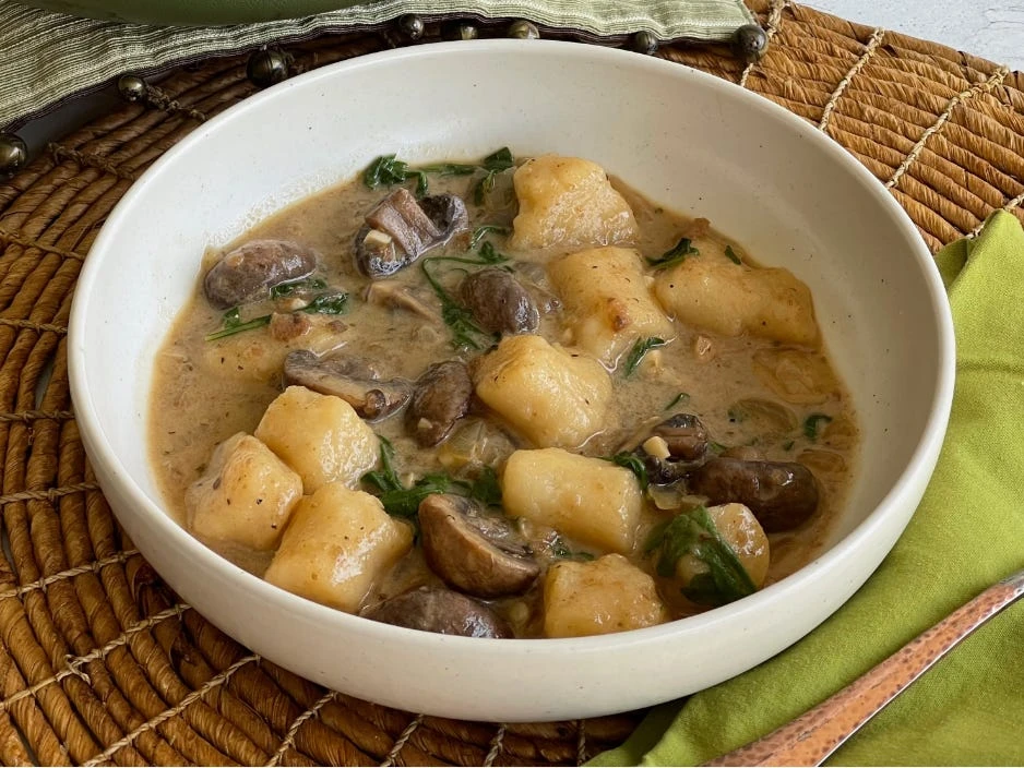 I'm a vegan mom with 3 non-vegan kids. Here are 6 of my favorite dinner ideas that only use Trader Joe's products. 
