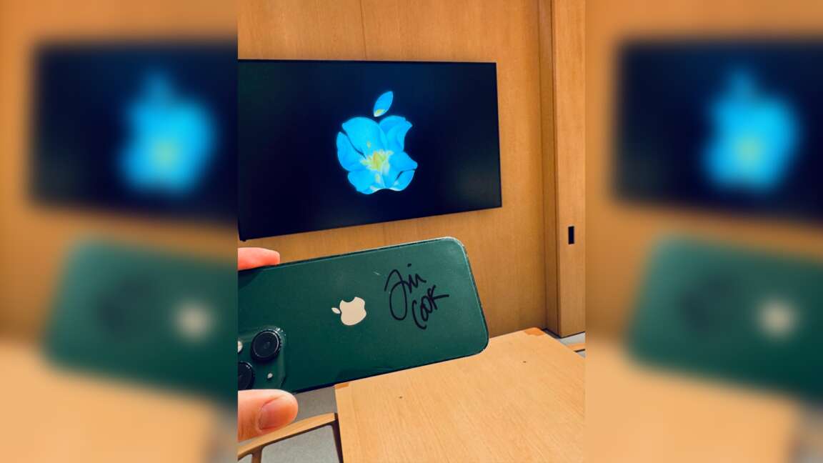 Fan asks Tim Cook to bring back mini iPhone, leaves with a signed copy of the much-beloved model