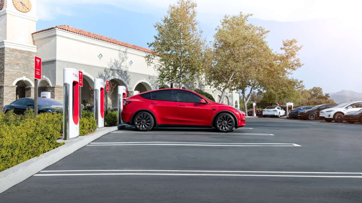 U.S. public EV chargers set to surpass gas stations in 8 years