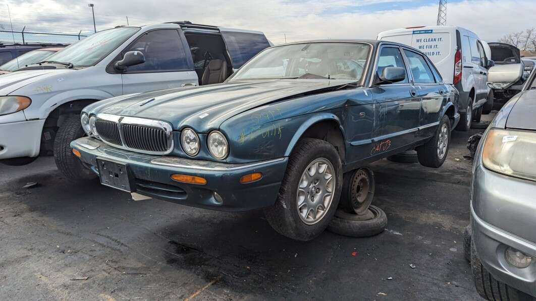 Junkyard Gem: 2001 Jaguar XJ8