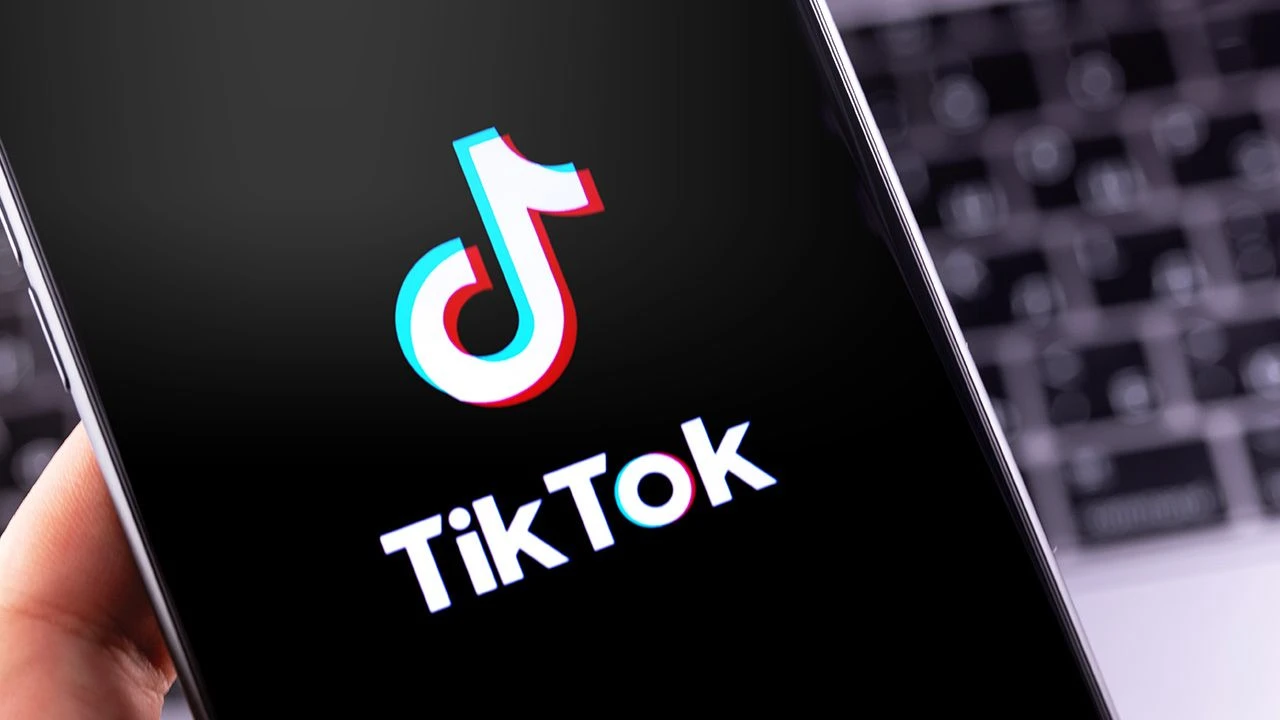 Zabezpieczenia nie działają. TikTok sugeruje dzieciom treści erotyczne