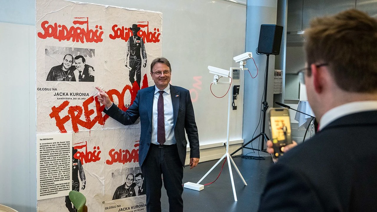 Śladami Jacka Kuronia. Multimedialna wystawa w Strasburgu