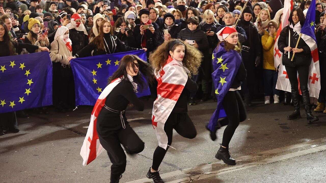 Gruzini nie ustają w protestach. Ponad 180 tys. demonstrantów w Tbilisi