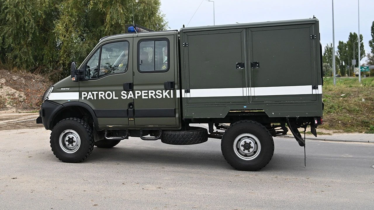 Tajemniczy pakunek pod sklepem. „Sprawdzają, czy to bomba”
