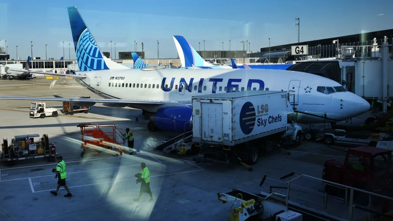 Jeden przyleciał, drugi nie wystartował. Zderzenie samolotów na lotnisku