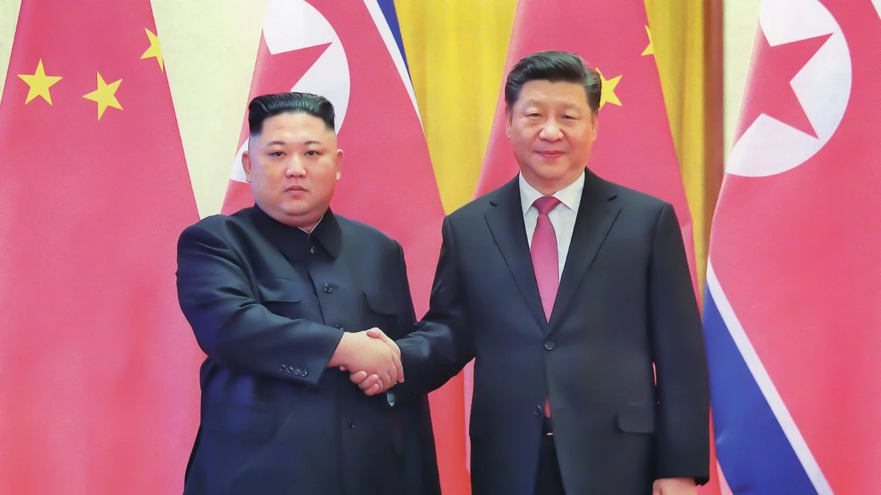 Xi musi utemperować Kima. Przywódca Chin leci do Pjongjangu